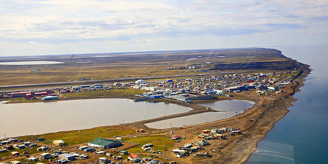 La Pointe Barrow ou Nuvuk est une péninsule de la côte arctique dans l’état de l’Alaska, à 14&nbsp;km au nord-est de la localité de Barrow (vue aérienne). C’est le point le plus septentrional de l’Alaska et des États-Unis. © Wikimedia Commons, cc by sa 2.5
