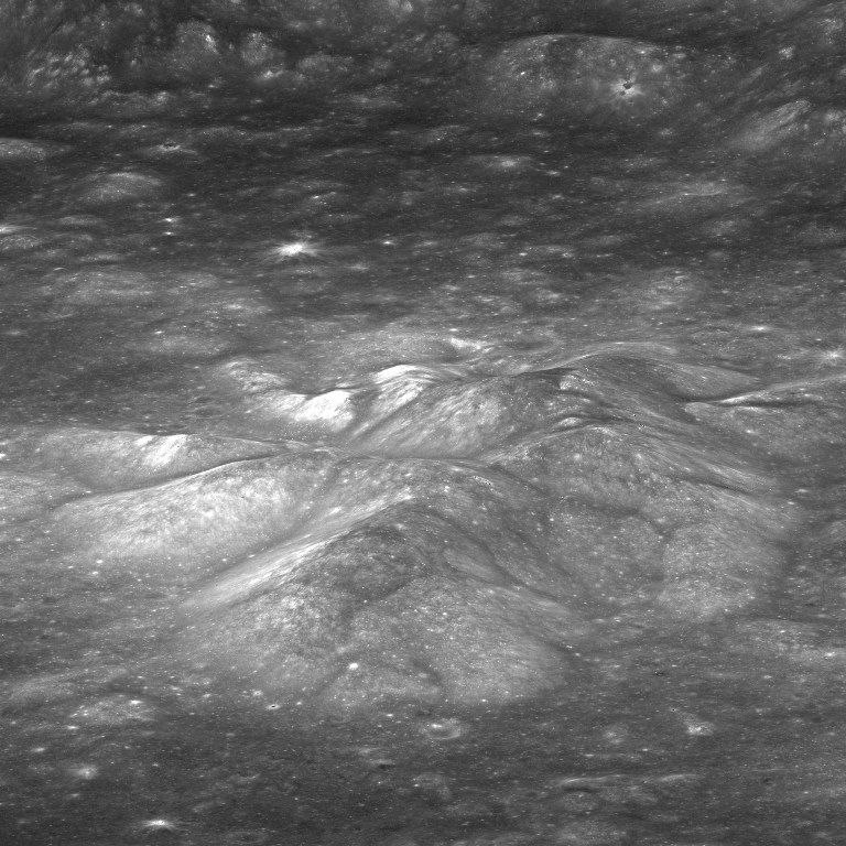  Une vue du pic central du cratère d'impact Bullialdus, sur la face visible de la Lune. Son nom est un hommage rendu à l'astronome français Ismaël Boulliau (1605-1694). C'est dans les roches de ce pic que se trouveraient des molécules d'eau issues du manteau de la Lune, amenées en surface par l'impact d'un astéroïde. © Nasa/GSFC/Arizona State University