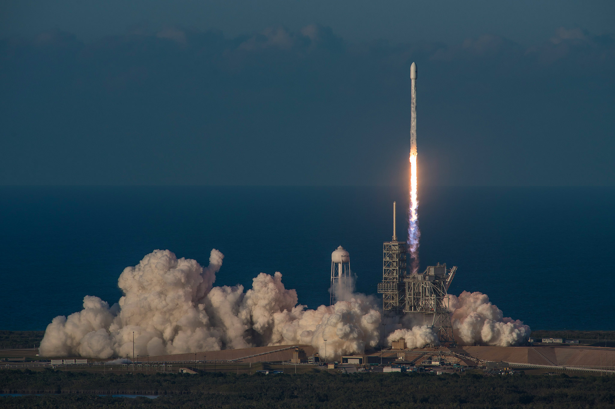 Décollage d'un lanceur Falcon 9 avec une capsule Dragon à destination de l'ISS pour la deuxième fois après un premier vol en septembre 2014. © Nasa