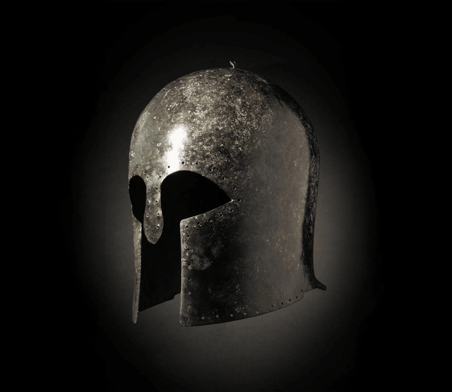 Parfaitement préservé, ce casque hoplite antique est désormais coté à plusieurs milliers d’euros. © Apollo Art Auctions 