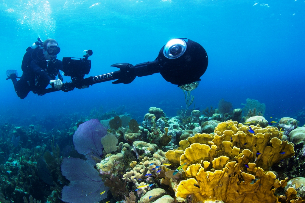 Les Cayes du Belize sont des îles coralliennes situées au large du Belize, dans la mer des Caraïbes. Il s'agit de l’un des plus grands récifs coralliens au monde après celui de la Grande Barrière de corail, en Australie. Christophe Bailhache est ici en pleine prise de vue sur le récif corallien de l'île Glover avec un appareil photographique spécialement conçu pour cette tâche, le SVII-S, afin de réaliser un outil de promenade virtuelle à la manière d'un Street View. © Richard Vevers, Catlin Seaview Survey
