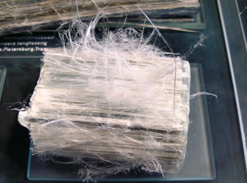 L'amiante blanc, encore appelé amiante chrysotile, est dangereux mais n'a pas encore fait l'objet d'un accord dans le cadre d'une convention pour interdire son utilisation. © Wikipédia, CC by-sa 3.0