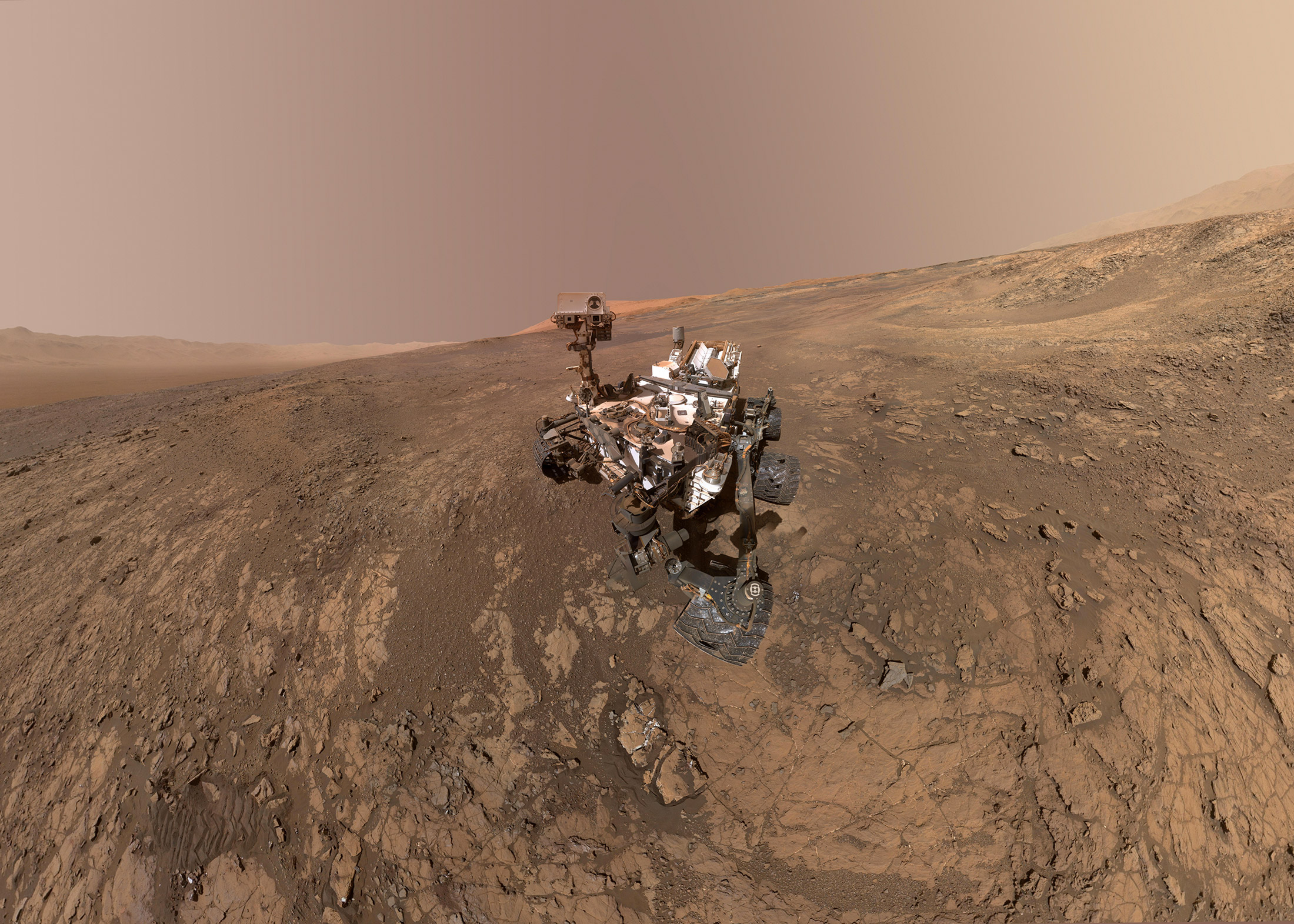 Selfie de Curiosity sur la ride d’hématite de Vera Rubin Ridge, à quelques encablures des dépôts argileux du cratère Gale. © Nasa, JPL-Caltech