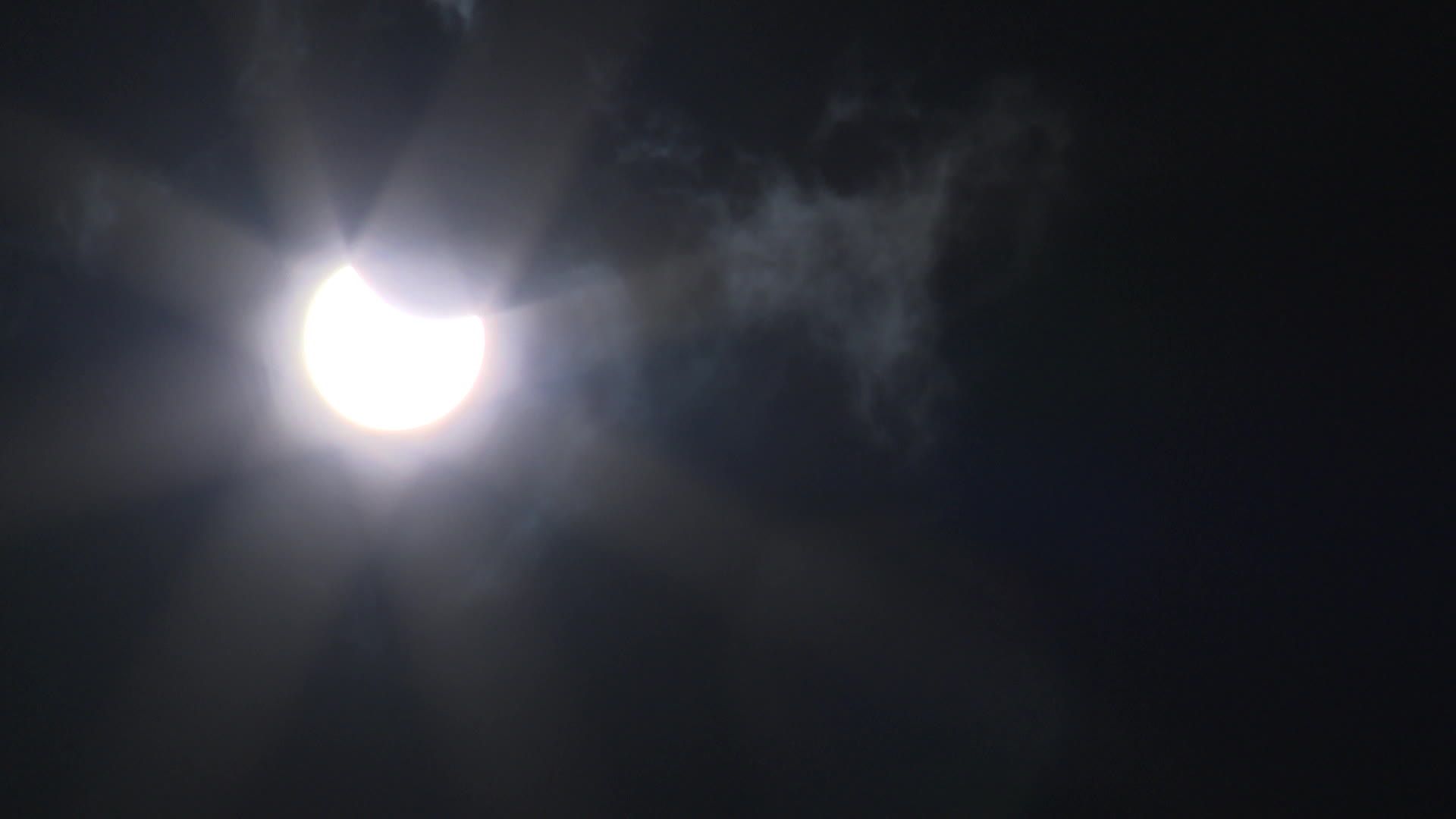 L’éclipse partielle du 29 mars a été photographiée à plusieurs endroits à travers la France, ici en Normandie. © France 3 Normandie