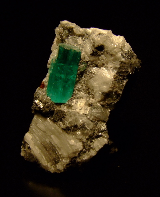L’émeraude, gemme d’une belle couleur verte, est un composé naturel du béryllium utilisé en joaillerie. © M.M., CC by-sa 3.0