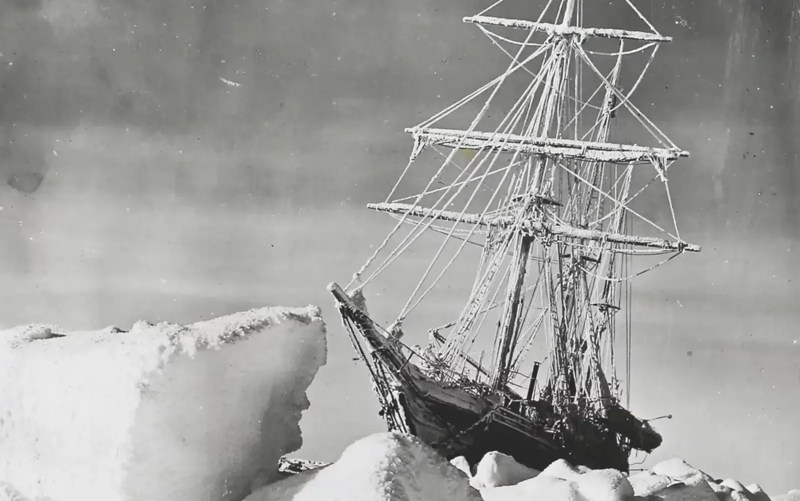 À partir de la fin de l’année 1914, l’Endurance commence à être prisonnier des glaces. Il faudra de longs mois avant que le navire ne sombre définitivement. © Hulton Archive 