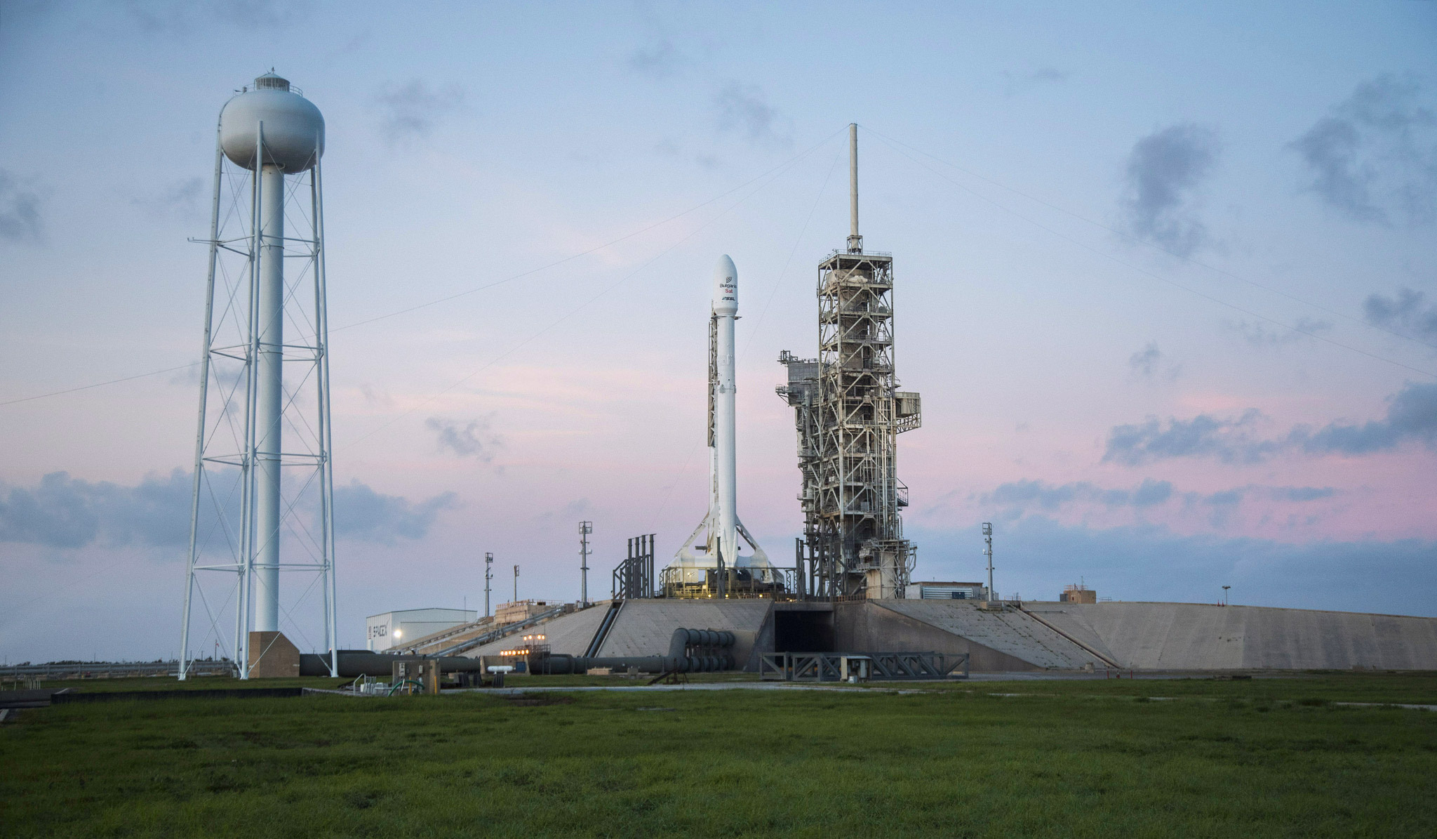 Un lanceur Falcon 9 sur son pas de tir du Centre spatial Kennedy de la Nasa, d'où décolleront les astronautes à destination de la Station spatiale internationale.&nbsp;© SpaceX