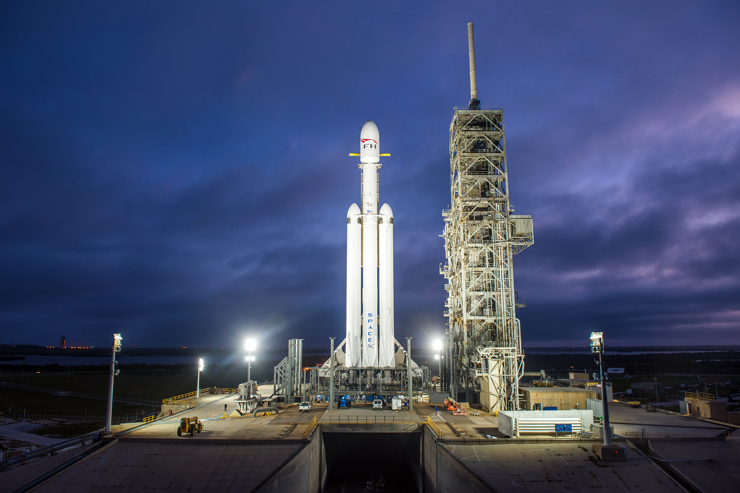 Le Falcon Heavy, lanceur lourd de SpaceX, sur son pas de tir du Centre spatial Kennedy (Floride, États-Unis), le 39A, en vue de son premier vol le 6 février 2018. © SpaceX