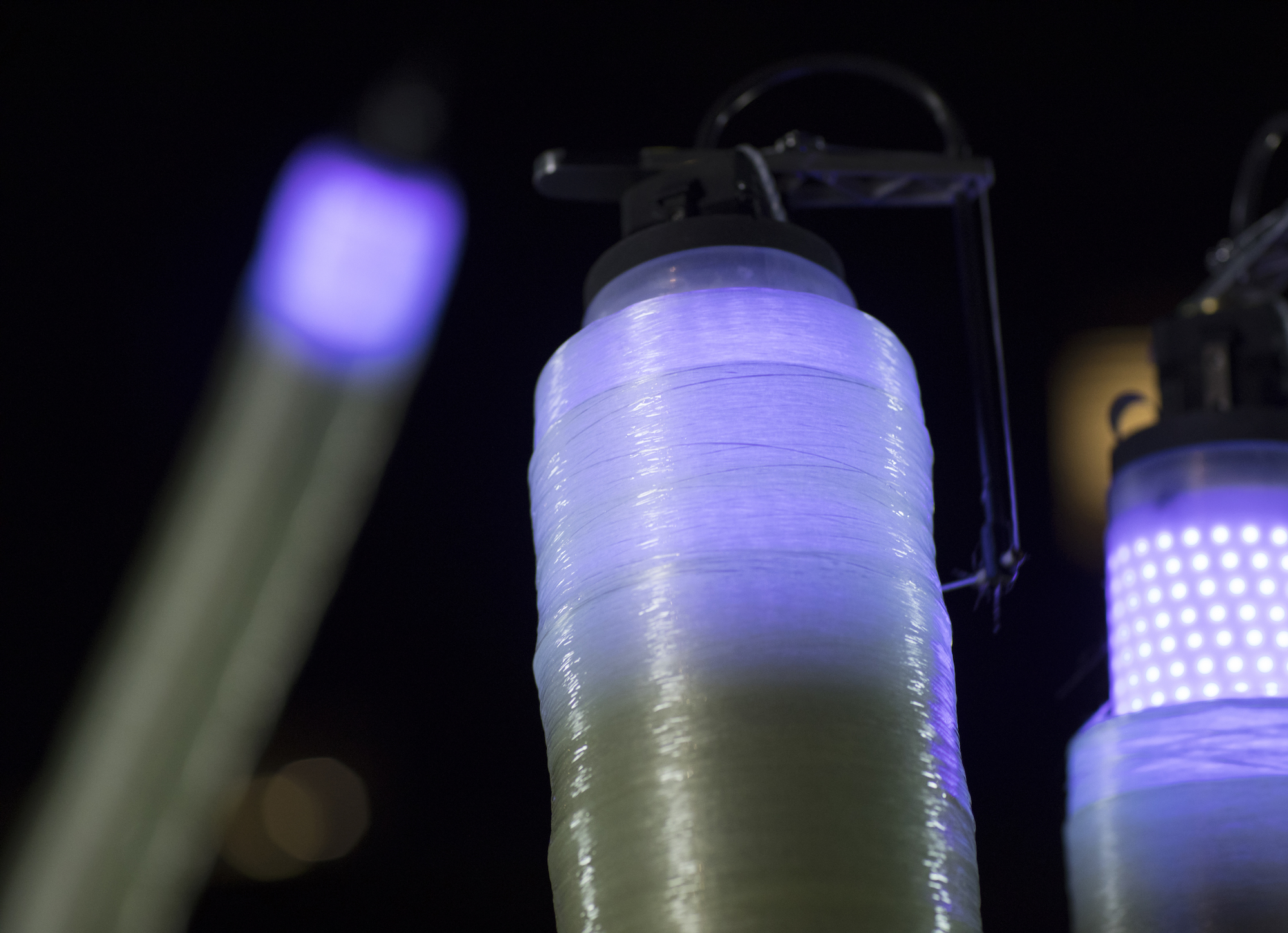 Les Fiberbots tissent un cocon en fibre de verre autour d’eux. © Mediated Matter