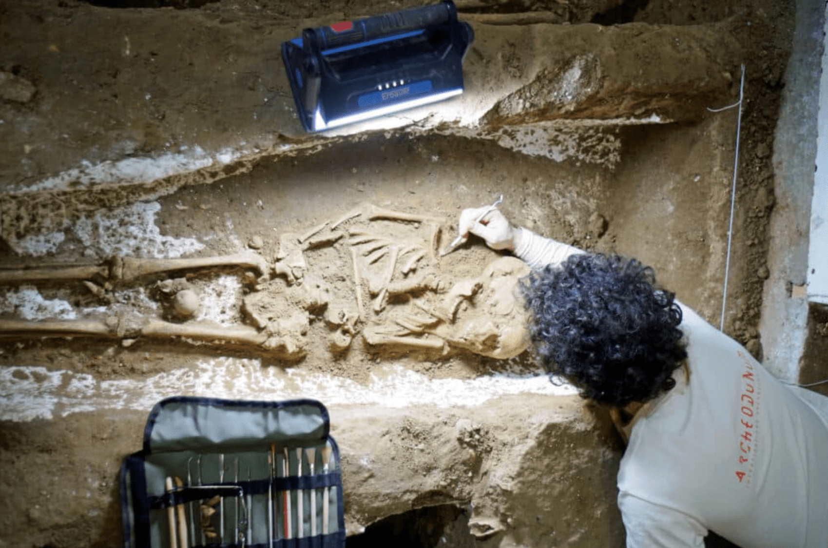 Les équipes d’Archeodonum se sont affairées à exhumer presque quarante squelettes et dix sarcophages dans une cave de cinquante-deux mètres carré. © Archeodonum