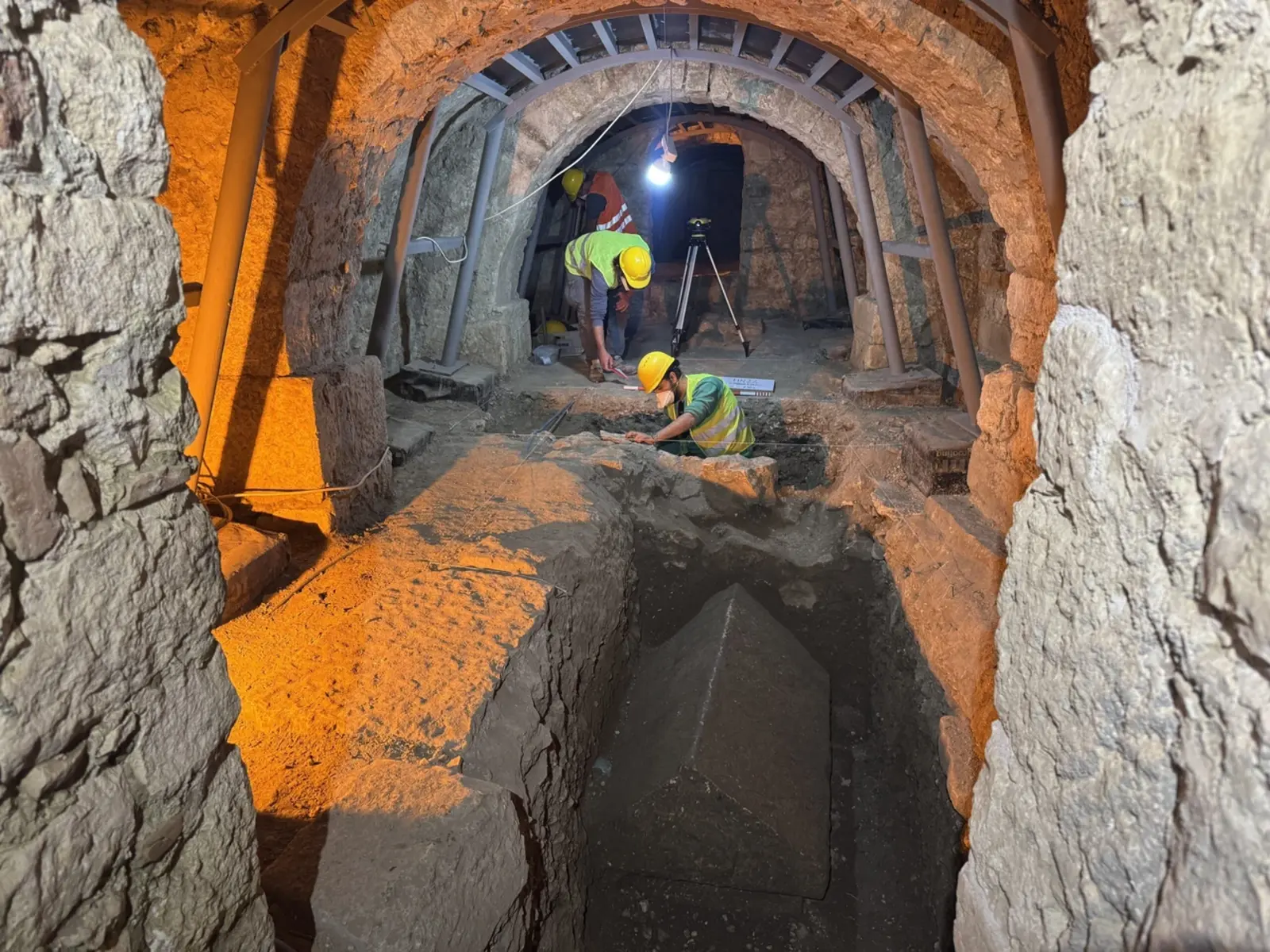 Les fouilles au cœur de l’église Saint-Nicolas de Myre à Demre est explorée depuis 35 ans, les archéologues fouillant ici la chambre funéraire du potentiel saint Nicolas… © AA Photos 