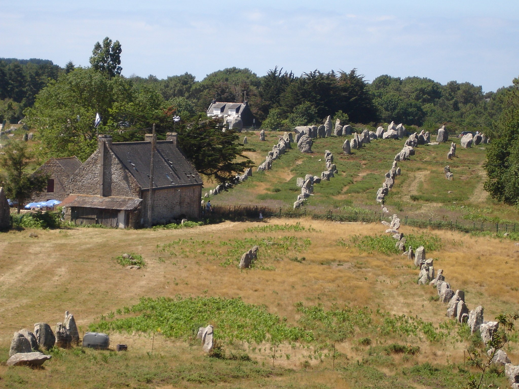 À Carnac, en Bretagne, les monolithes forment un alignement sur près de dix kilomètres, hissés à la verticale durant le Néolithique par les populations locales de chasseurs-cueilleurs. © CC BY-SA 3.0, Pinpin, Wikimedia Commons