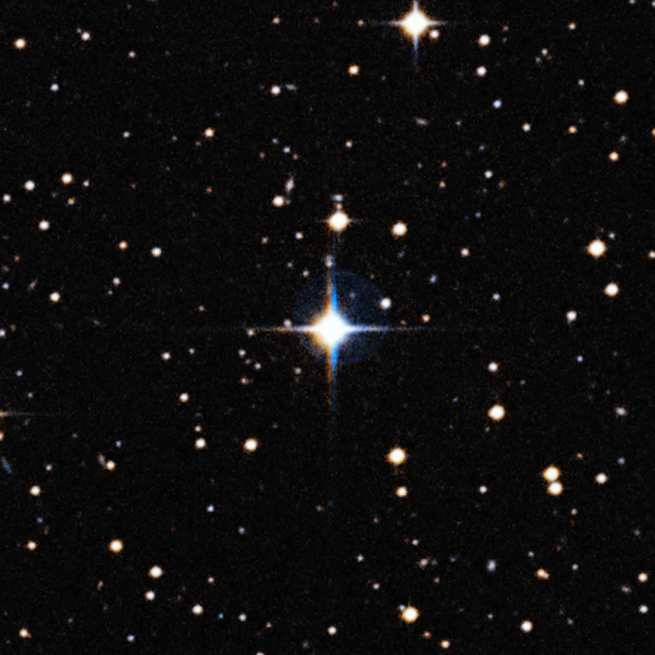 Cette image montre le jumeau solaire HIP 102152, une étoile située à 250 années-lumière de la Terre dans la constellation du Capricorne (la Chèvre de Mer). HIP 102152 ressemble davantage au Soleil que tout autre jumeau solaire – mis à part le fait qu'il est plus âgé d'environ quatre milliards d'années, ce qui nous offre l'opportunité sans précédent d'étudier le vieillissement du Soleil. Il s'agit du plus vieux jumeau solaire identifié à ce jour. Il a fait l'objet d'une étude détaillée de la part d'une équipe internationale dirigée par des astronomes au Brésil et utilisant le VLT de l'Eso. © Eso/Digitized Sky Survey 2- Davide De Martin