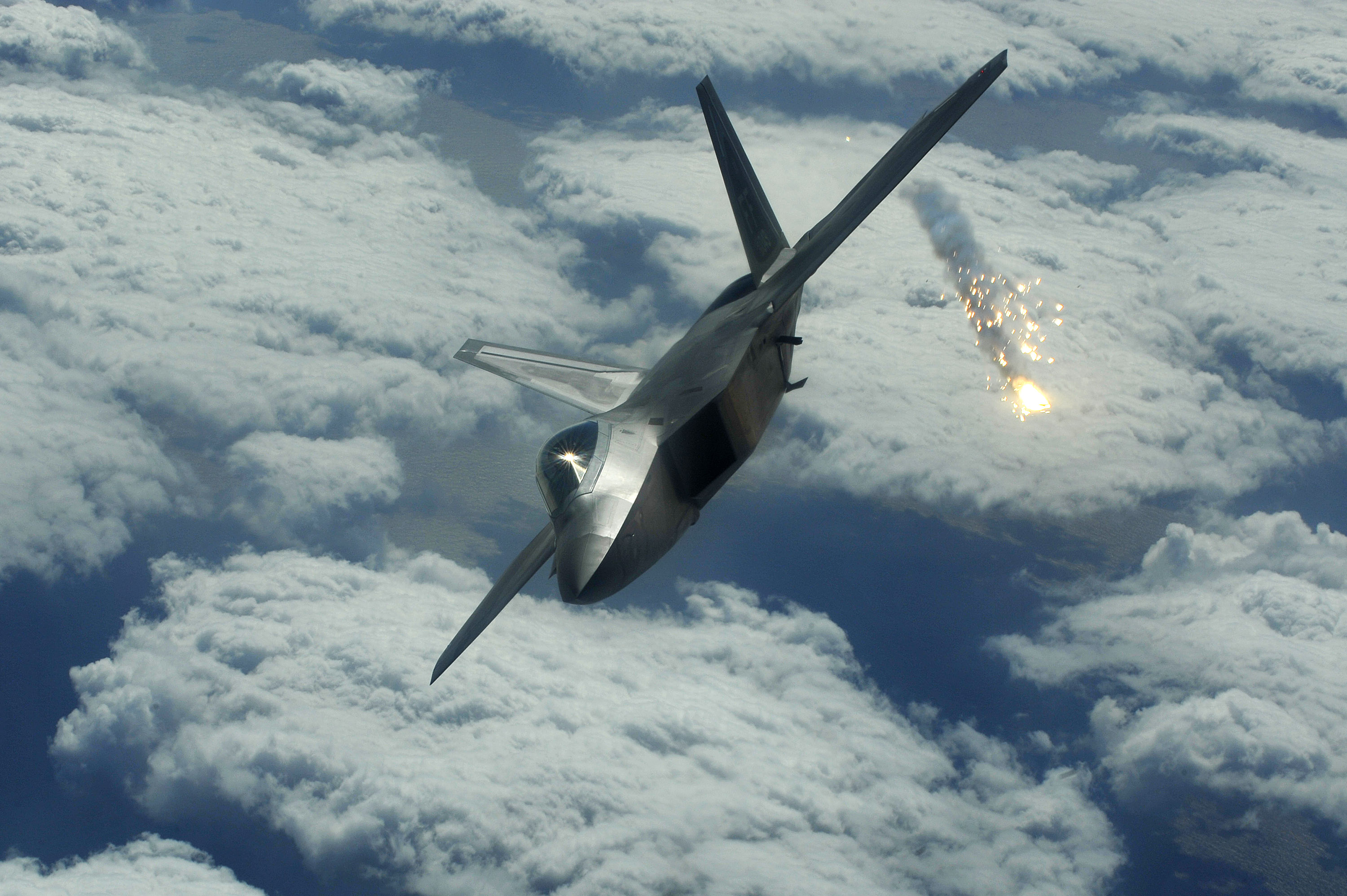 Un F-22 américain basé a Kadena, au Japon, lâche une leurre lors d’un exercice. © Usaf, Clay Lancaster