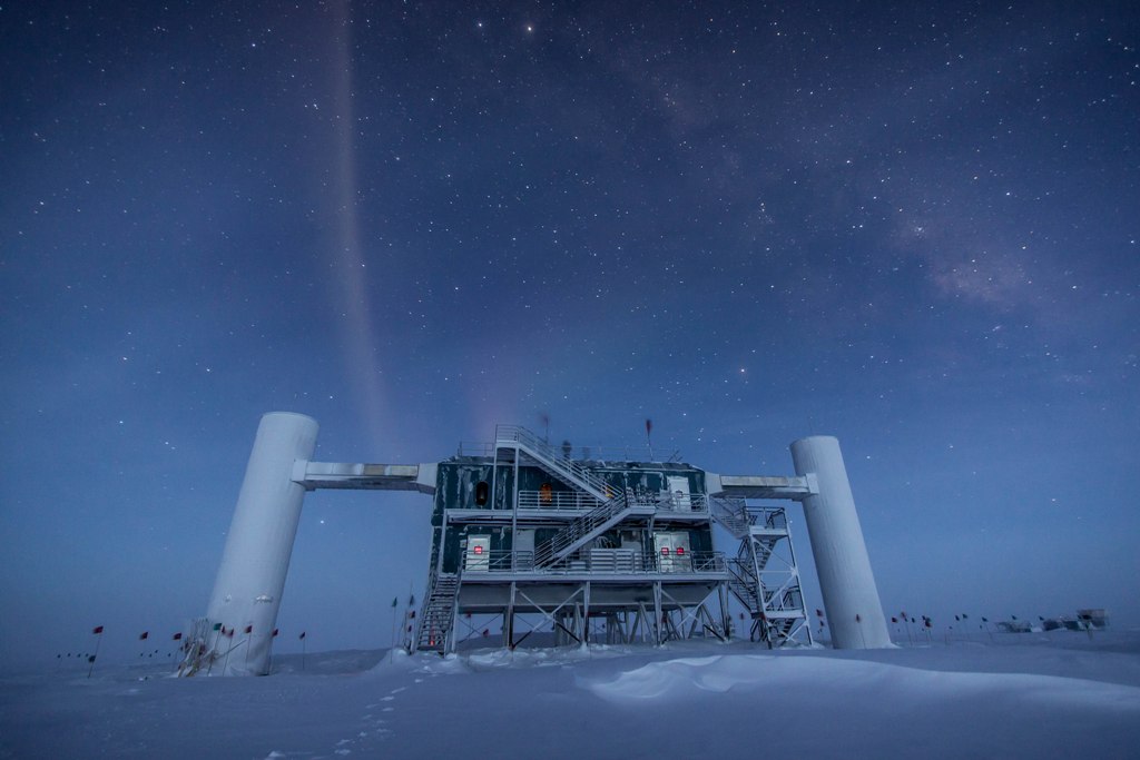 Une vue des bâtiments de surface du détecteur géant de neutrinos IceCube en Antarctique. La pureté de la glace à plus d’un kilomètre de profondeur permet à plus de 5.000 photomultiplicateurs d'enregistrer avec précision les flashs bleutés très ténus générés par les muons issus de la collision des neutrinos avec les noyaux atomiques dans la glace. La construction d'IceCube a commencé en 2005, mais le détecteur est une version plus grande d'Amanda, qui date du début des années 1990. © Felipe Pedreros, IceCube, NSF
