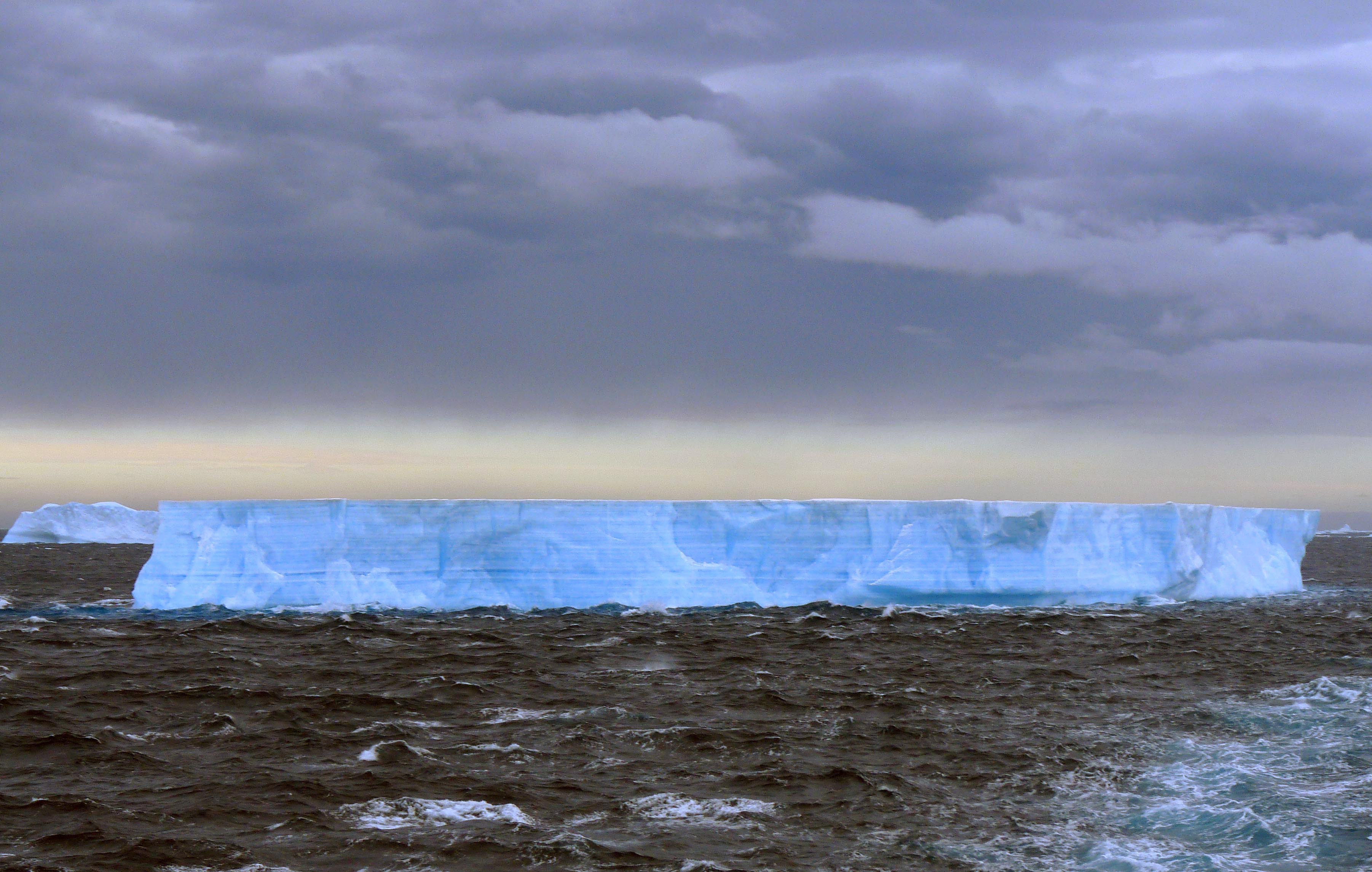 La fonte des glaciers en Arctique inquiète mais la situation est également préoccupante en Antarctique. On voit ici un iceberg tabulaire. Il est de forme plate, avec une longueur supérieure à cinq fois sa hauteur. Les tabulaires sont caractéristiques de la zone antarctique et de ses nombreuses « barrières de glace », certaines longues de plusieurs kilomètres. Elles dérivent dans l’océan austral au gré des vents et des courants. © cc by sa 2.0, Michael Clarke, Wikipédia