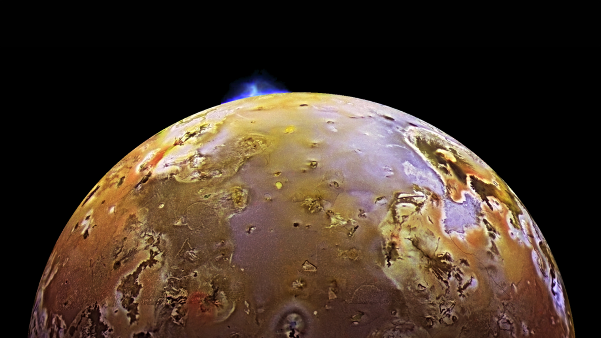 Cette photographie de Io prise par la sonde Galileo montre une éruption à Pillan Patera. C'est une caldeira volcanique d’environ 73 km de diamètre nommée d’après le dieu du tonnerre, du feu et des volcans des Indiens mapuches, dans les Andes. Au cours de l’été 1997, cette éruption a été accompagnée de laves à des températures supérieures à 1.600 °C, avec un panache de 140 km de haut. C’est la plus importante éruption effusive dont l’Homme ait jamais été témoin avec au moins 31 km3 de laves émises sur une période de 100 jours. © Nasa, JPL, University of Arizona