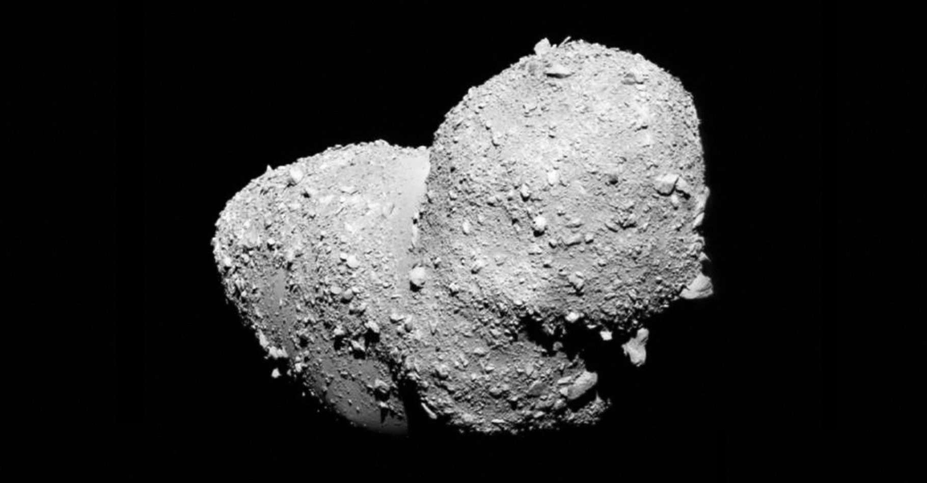 Le Luxembourg est en route vers l'exploitation minière des astéroïdes. Ici, l’astéroïde bilobé en forme de cacahuète, Itokawa, imagé en 2005 par la sonde japonaise Hayabusa venue l’épier. © Jaxa