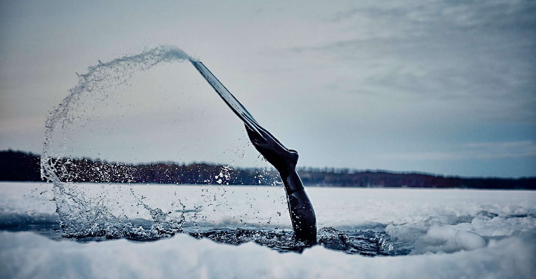 La plongée sous la glace se fait en principe avec du matériel lourd : combinaison étanche, bouteilles, filins de sécurité... Johanna Nordblad, elle, descend en apnée. © Nowness, Viméo