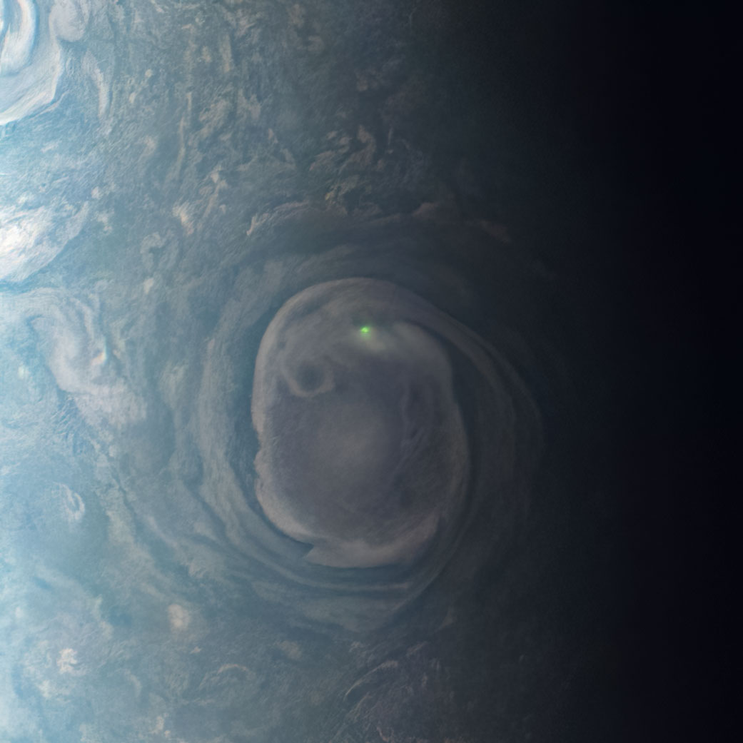 Un éclair vu par Juno sur Jupiter le 30 décembre 2020. © Nasa, JPL-Caltech, SwRI, MSSS et Kevin M. Gill (traitement d'image)