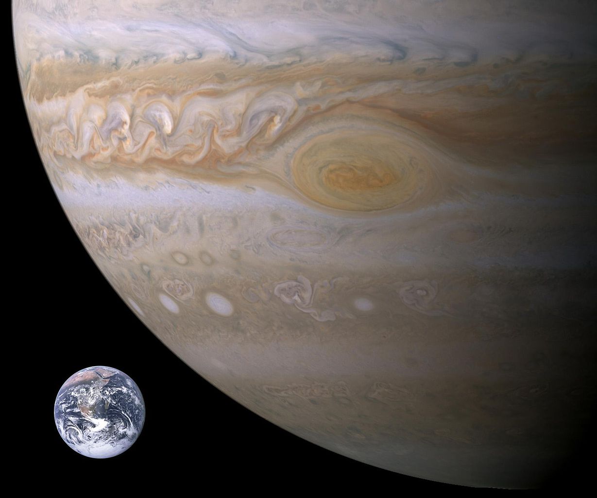 On savait déjà que Jupiter avait protégé notre Planète d'un trop grand nombre de collisions avec des comètes ou des astéroïdes de grandes tailles. Cela aurait permis à la vie d'exister et d'évoluer vers les formes complexes que nous connaissons. Il semblerait maintenant que l'existence même de la Terre, plus précisément le fait qu'elle ne soit pas une superterre, soit également due à Jupiter. © Nasa
