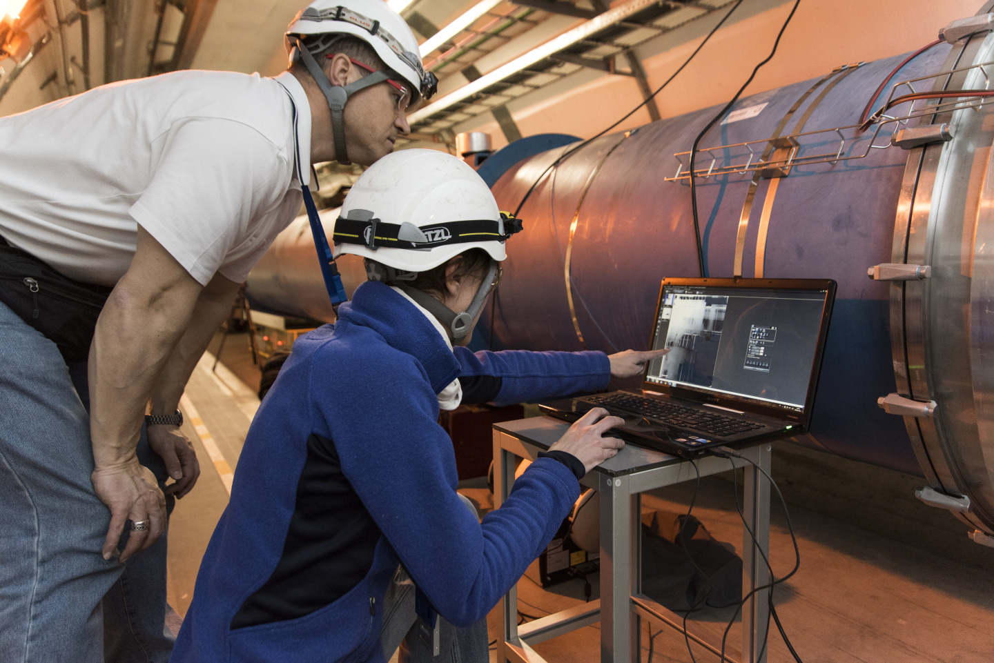 Fin mars 2015, les équipes du LHC ont réalisé différents tests pour identifier la cause d'un court-circuit vers la terre entre un aimant et sa diode de protection qui retardait le redémarrage du LHC. Le 25 mars, ils ont effectué des radiographies de la connexion. © Maximilien Brice, Cern