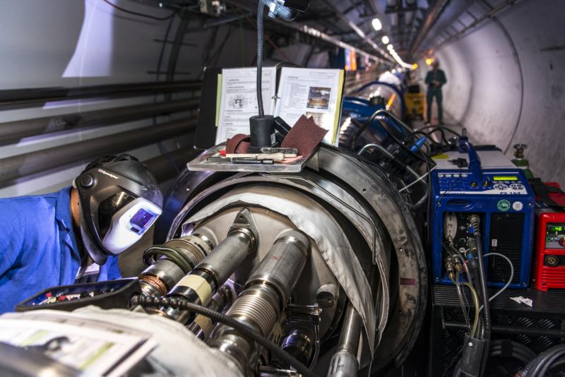 Pour fonctionner à plus haute énergie, le LHC a été renforcé. Quelque 1.700 interconnexions entre les aimants supraconducteurs répartis sur les 27 km de circonférence du plus grand collisionneur de particules du monde ont été consolidées, incluant plus de 10.000 jonctions électriques supraconductrices. © Maximilien Brice, Cern