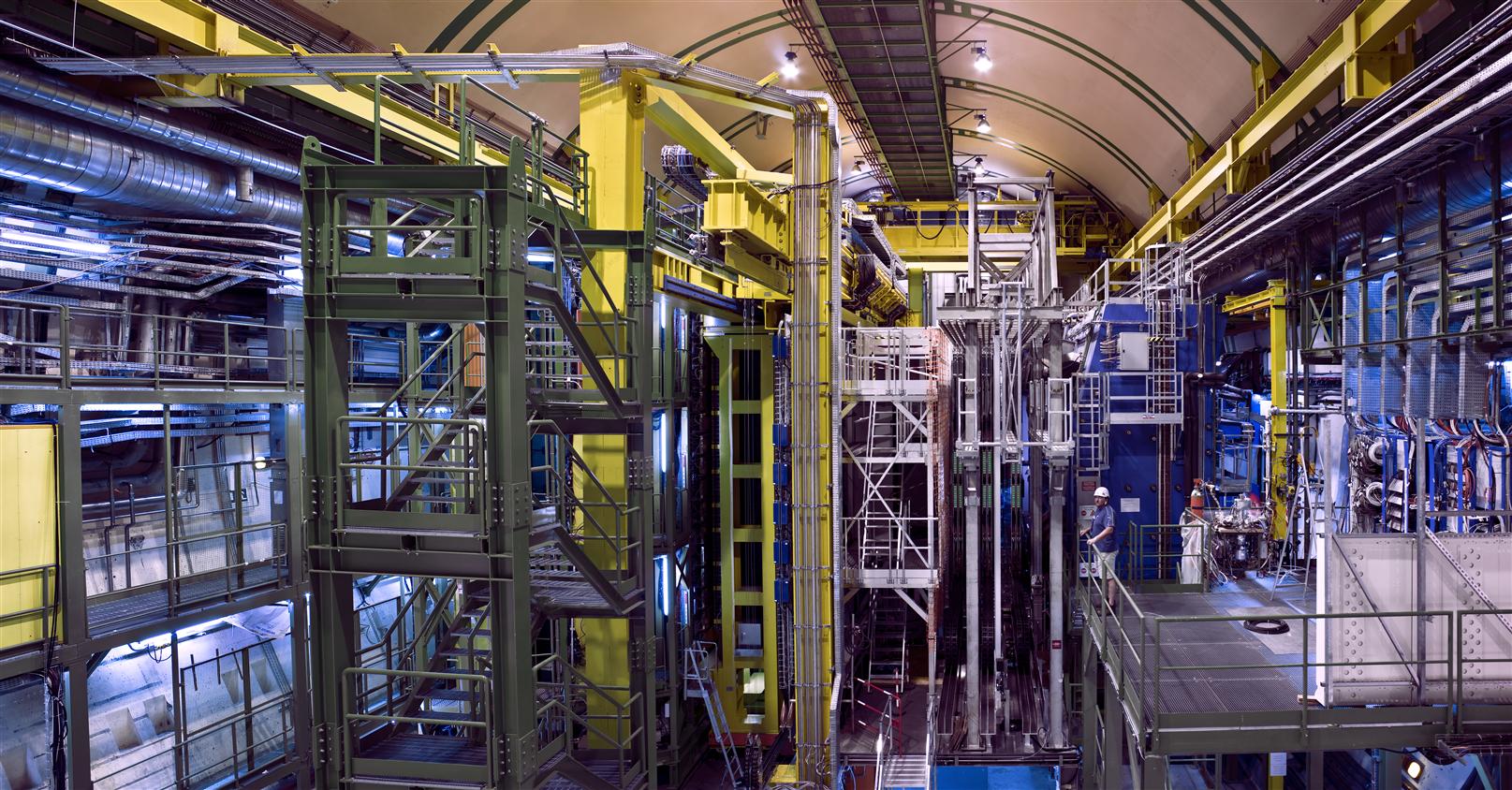 LHCb, l'un des détecteurs géants du Cern étudiant les collisions des faisceaux de protons du LHC. On y chasse les désintégrations rares de mésons contenant des quarks b. Ces mésons sont une fenêtre potentielle sur une nouvelle physique, en particulier celle pouvant expliquer pourquoi la matière domine largement l'antimatière dans le cosmos observable. © Cern