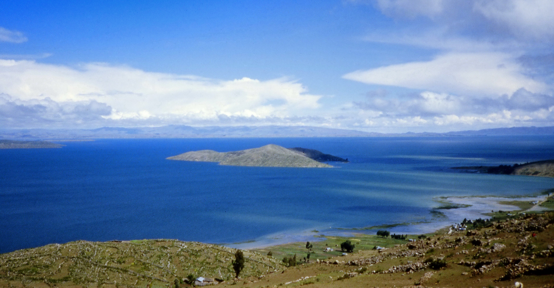 Avec ses 8.500 km2, le lac Titicaca, chevauchant la frontière entre le Pérou et la Bolivie, est l'un des plus grands d'Amérique du Sud. Situé en pleine montagne, à plus de 3.600 m d'altitude, il est peuplé depuis les Incas. Aujourd'hui, plusieurs millions de personnes vivent sur son bassin versant et les eaux qui s'y déversent sont loin d'être toutes traitées. © Viault, GNU Free Documention License