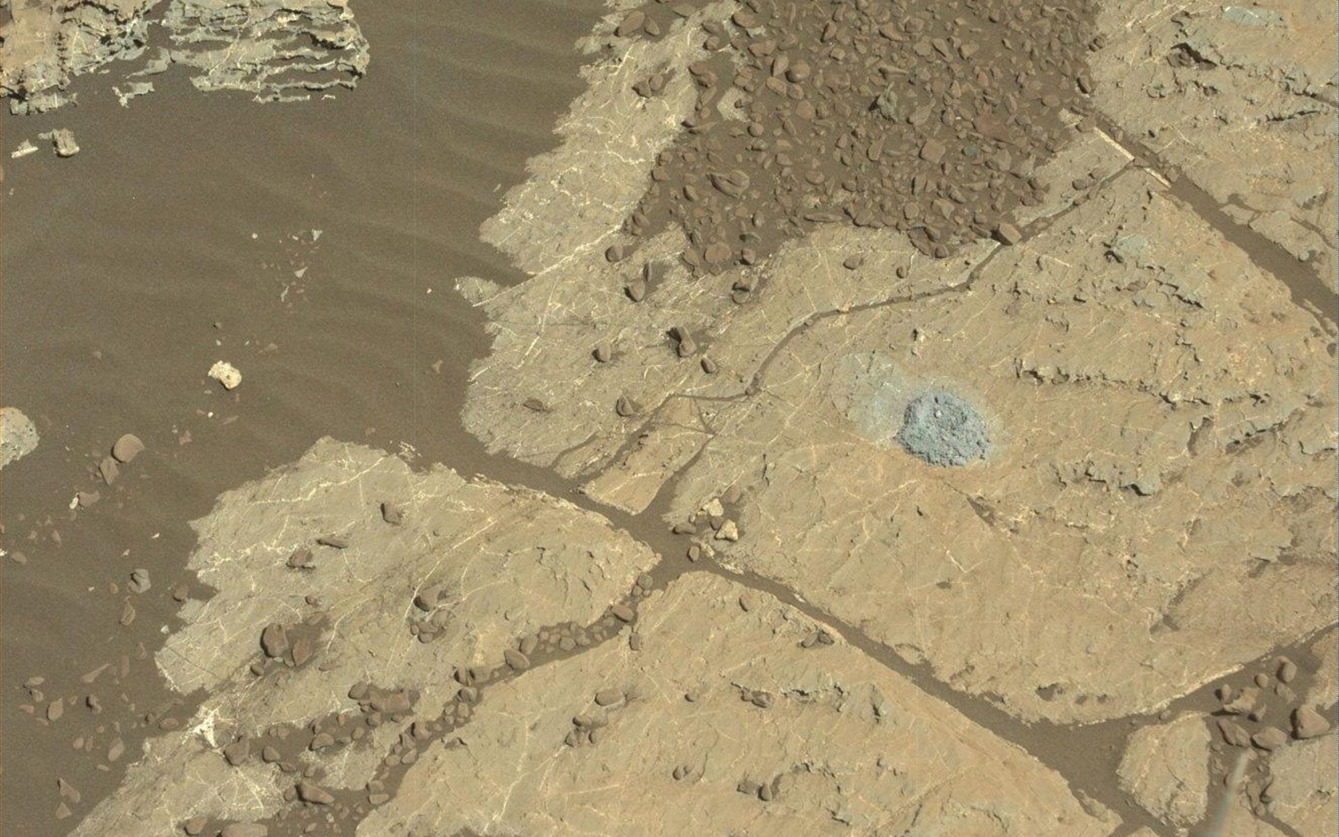 Ce trou dans une roche du site d'Orcadie Lake, sur Mars,&nbsp;a permis de vérifier&nbsp;que la nouvelle méthode d'utilisation du foret de Curiosity fonctionnait très bien.&nbsp;© Nasa, JPL-Caltech,&nbsp;MSSS
