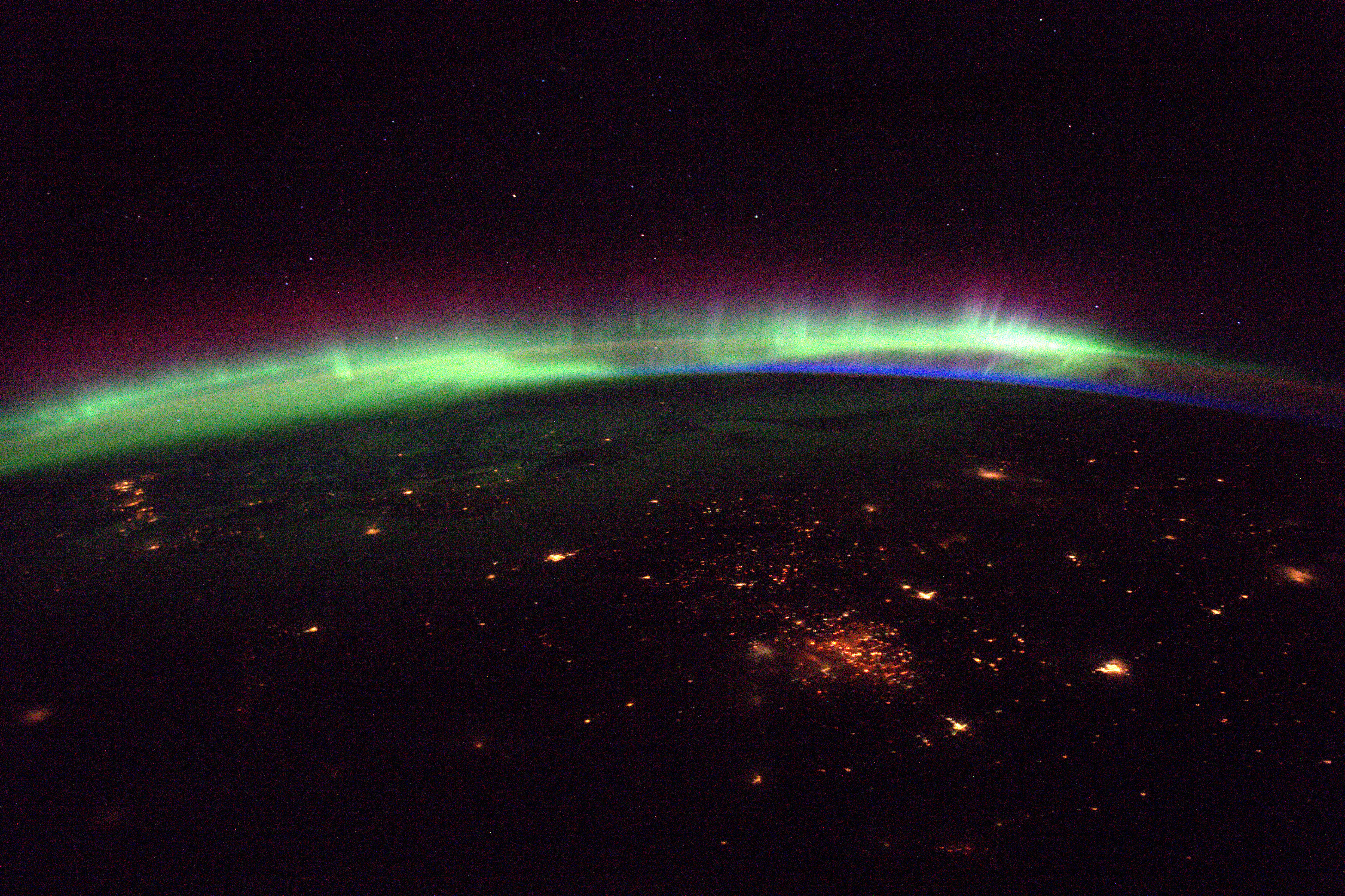 « La vue de nuit est tout simplement magnifique ces derniers temps : peu de nuages, des aurores intenses. Je ne peux pas détourner le regard des fenêtres » Thomas Pesquet. ©&nbsp;ESA/NASA