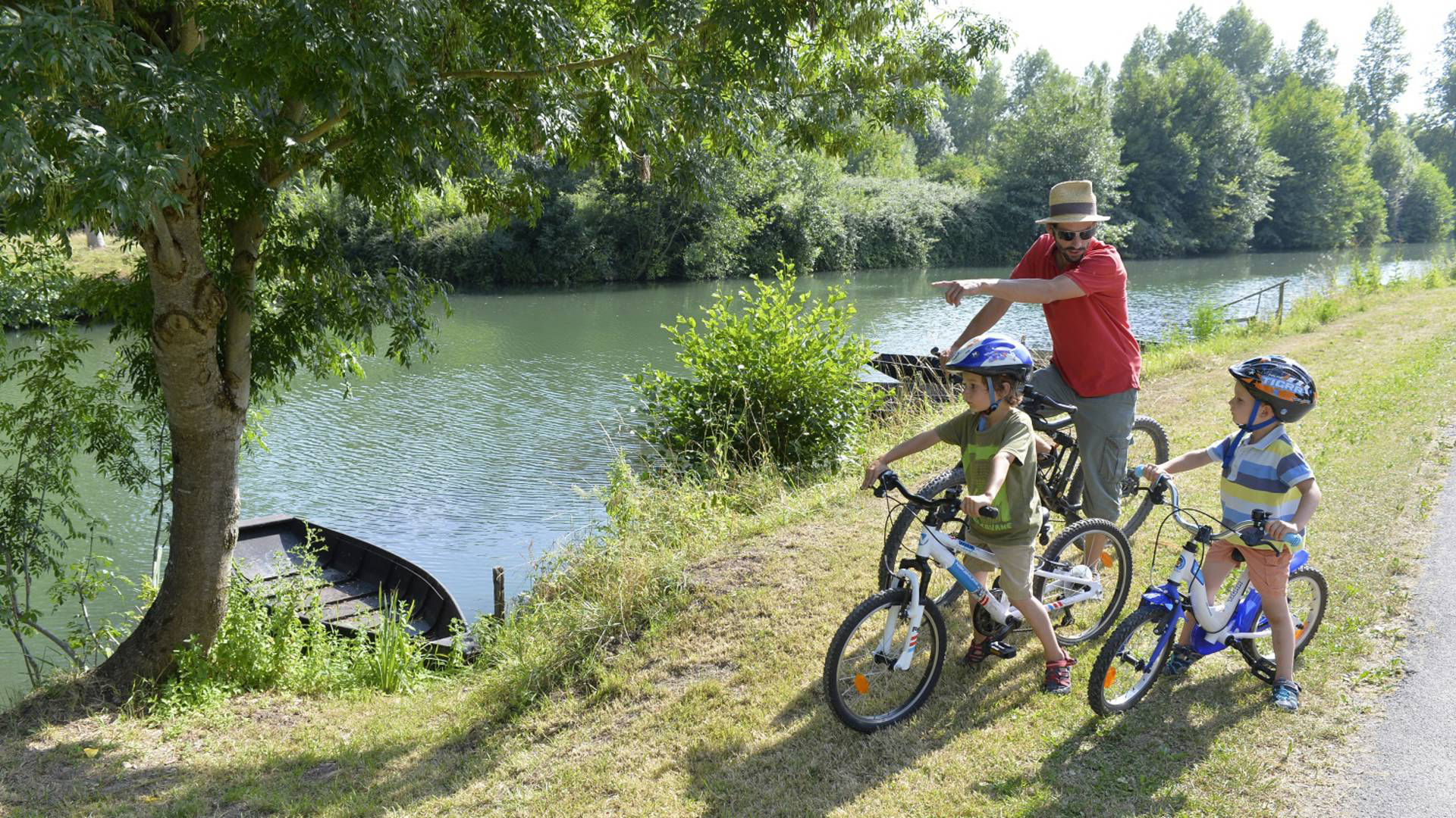 Le Marais poitevin à vélo, un paradis naturel à parcourir, en famille, en solo, entre amis. © Dari, Parc naturel régional du Marais poitevin