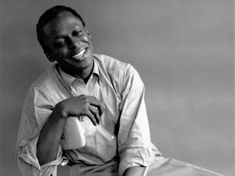 Miles Dewey Davis III (1926-1991) était un compositeur et un trompettiste de jazz américain de renom. Cherchait-il à calmer des douleurs en jouant sa musique ? © Palumbo, Wikipédia, CC BY-SA 2.0