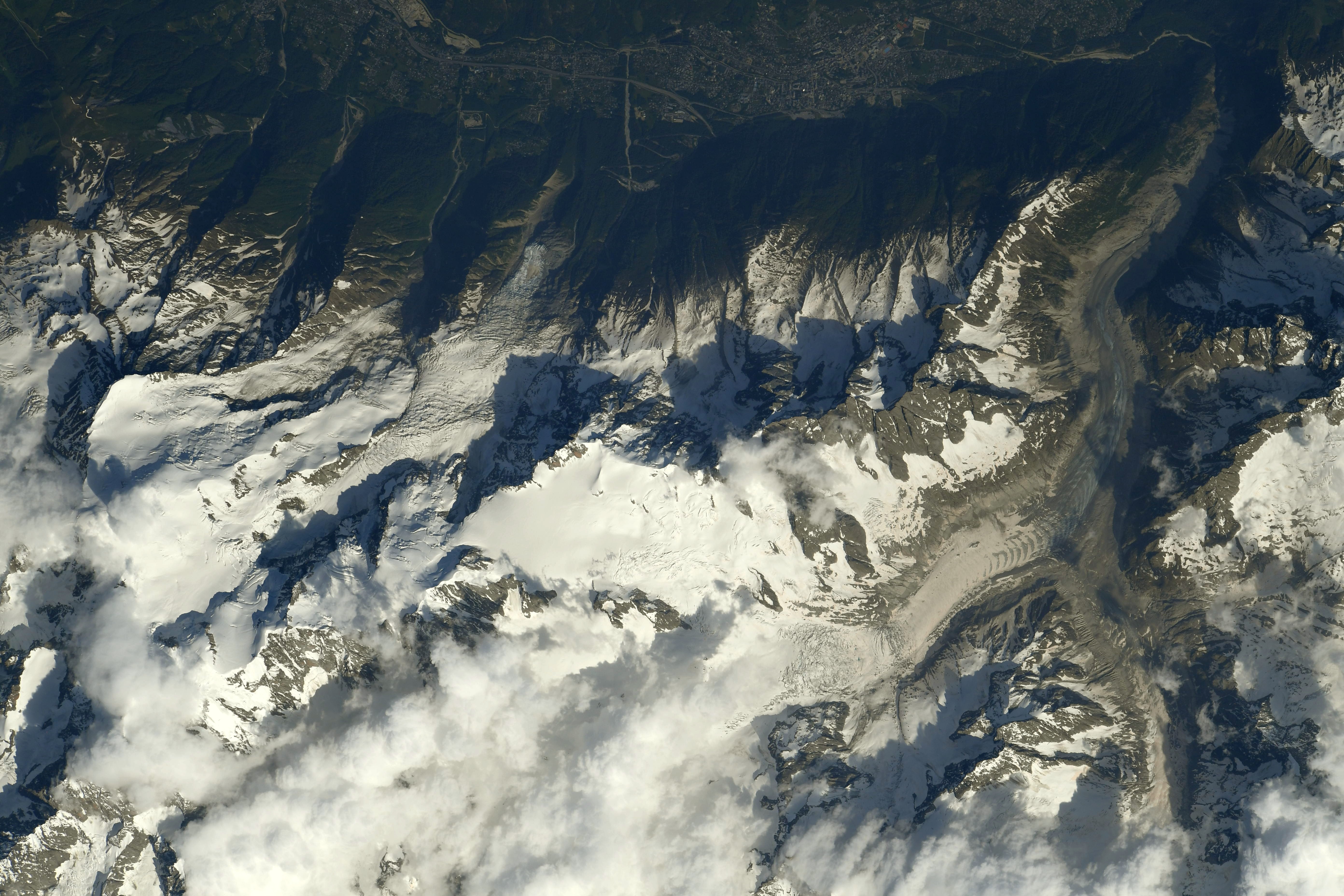 Le Mont Blanc, la Mer de Glace et la Vallée de Chamonix, photographiés par Thomas Pesquet, en juin 2021. © ESA/Nasa, Thomas Pesquet 