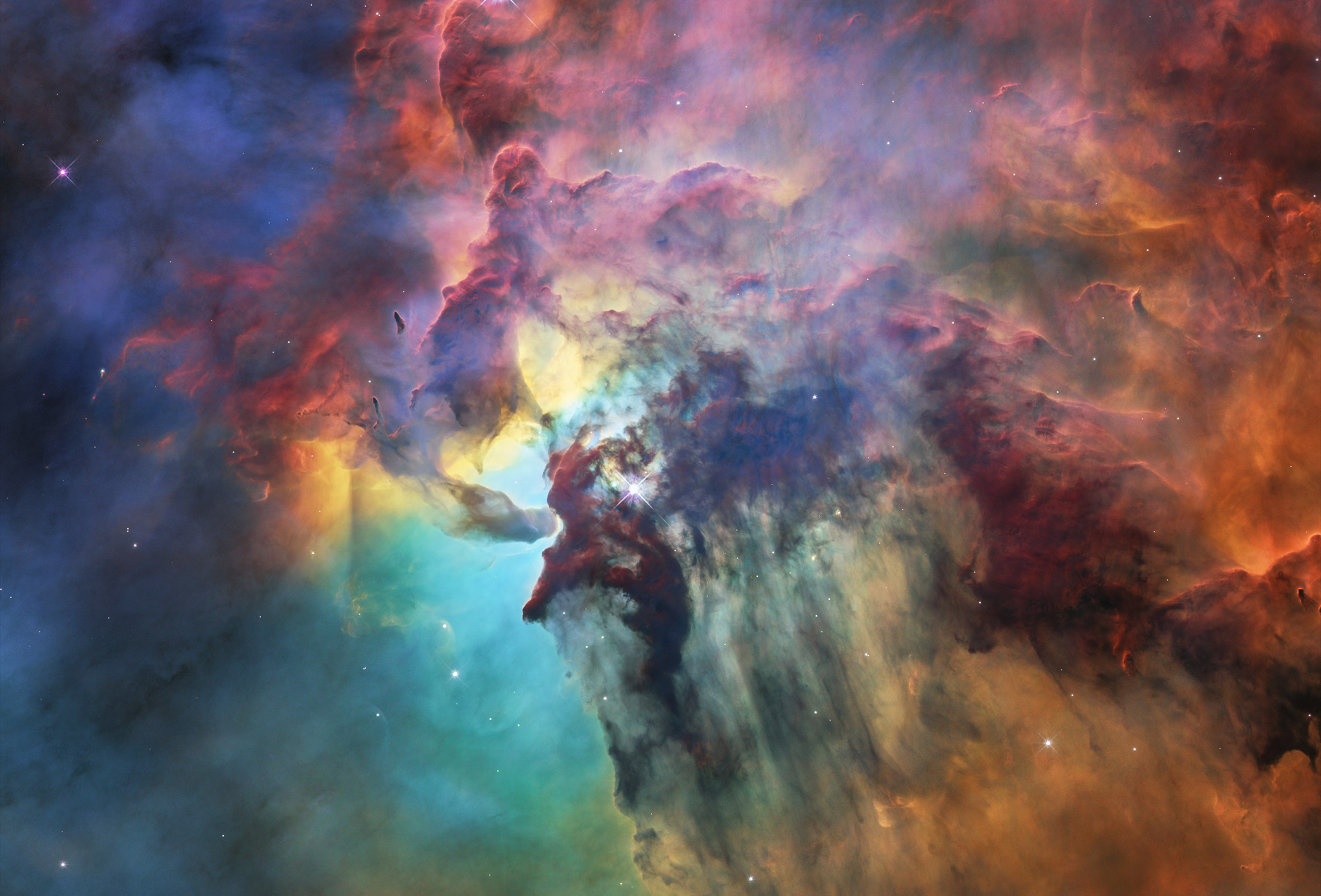 Hubble nous fait redécouvrir cette région à l’intérieur de la nébuleuse du Lagon (Lagoon nebula, Messier 8), laquelle s’étend dans la constellation du Sagittaire. Sa vue pénétrante dans le visible et l’infrarouge nous dévoile les jeunes étoiles tapies dans les ténèbres, plus particulièrement Herschel 36. Celle-ci érode et sculpte le milieu où elle s’est formée. Entre les deux masses sombres, on peut observer une tornade qui entremêle gaz et poussières. © Nasa, Esa, STSci