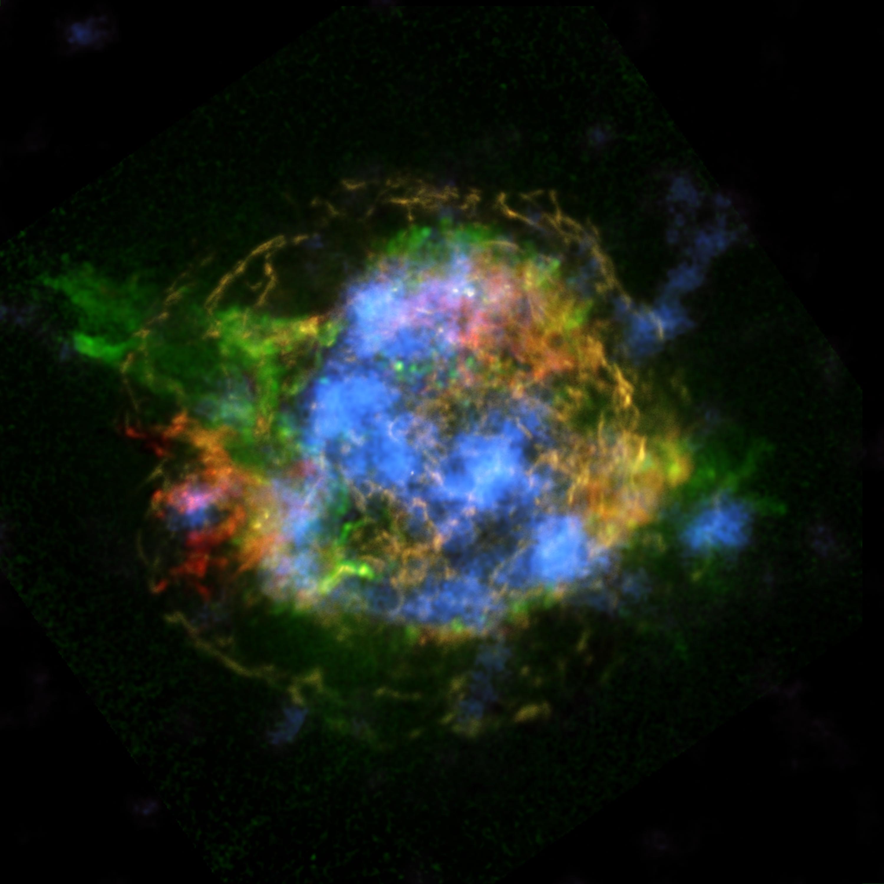 Montrées en fausses couleurs, les émissions dans le domaine des rayons X causées par divers mécanismes dans les restes de la supernova associés à la source radio Cassiopée A. Nustar vient de détecter les émissions (en bleu) du titane 44, un isotope radioactif. Sa répartition est un traceur de l'état de la matière dans l'étoile au moment où elle est devenue une supernova. © Nasa, JPL-Caltech, CXC, SAO
