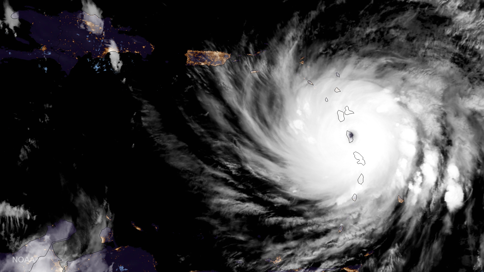 Jean-Louis Étienne a répondu à nos questions sur les ouragans récents et sur l’évolution du climat. Ici, le cyclone Maria vu par le satellite GOES-16 le 19 septembre 2017. L'œil est sur la Dominique, une île des Antilles située entre la Guadeloupe et la Martinique.&nbsp;© NOAA