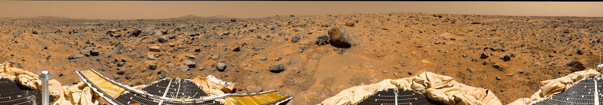 Panorama à 360° réalisé par la station Pathfinder lors de ses 8e, 9e et 10e jours martiens. On peut suivre à la trace le petit rover Sojourner, alors collé contre le gros rocher baptisé Yogi. À l’horizon, au loin, on aperçoit Twin Peaks, reliefs nommés en référence à la série de David Lynch. © Nasa, JPL
