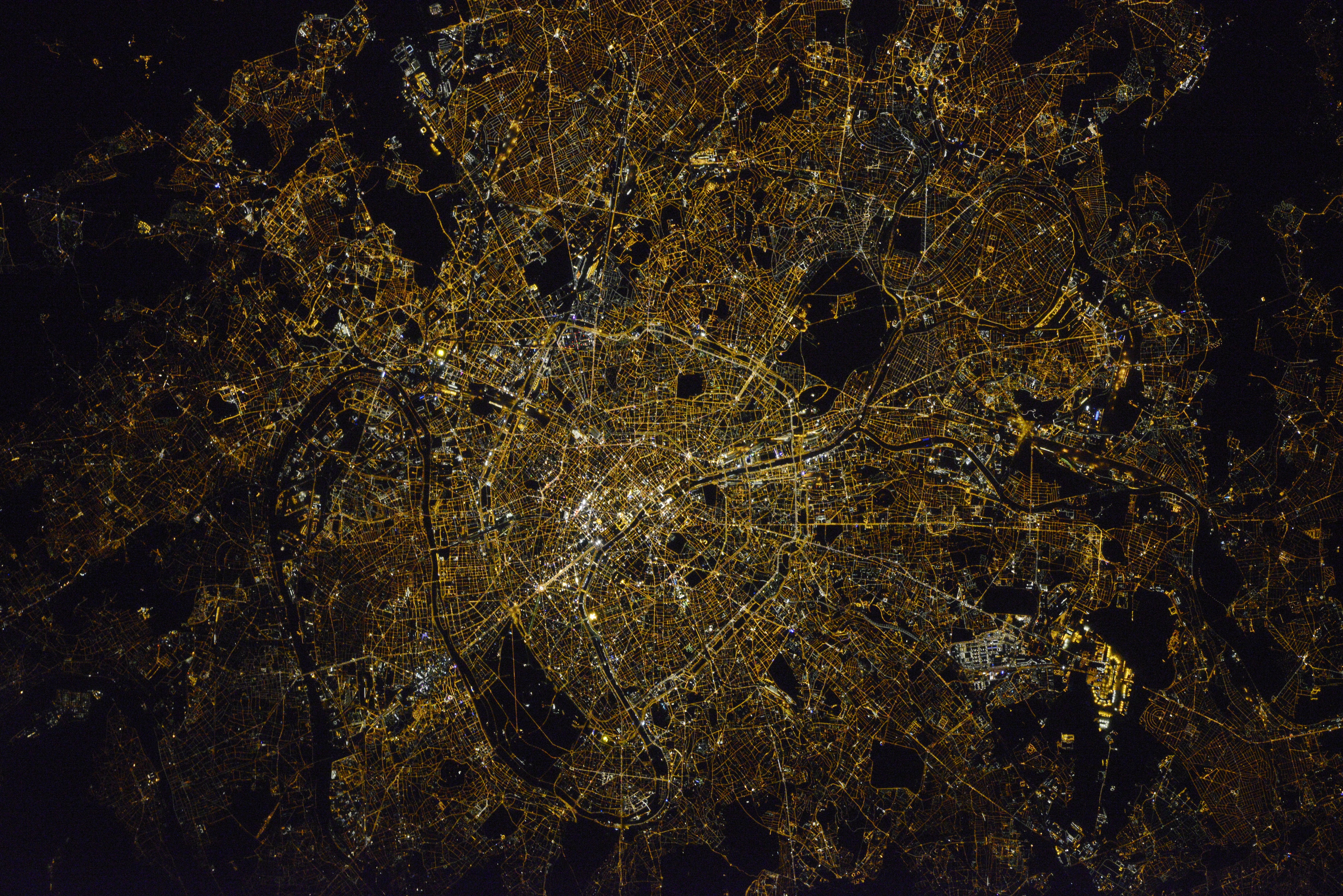 Une photographie nocturne de Paris prise&nbsp;par&nbsp;Thomas Pesquet,&nbsp;et&nbsp;réalisée avec une mise au point manuelle (avec l'aide de son camarade Russe Oleg), pendant sa première mission dans l'espace, en 2017.&nbsp;© Roscosmos–O. Novitskiy