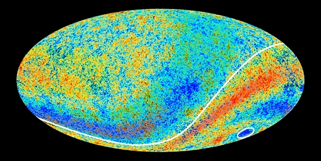 Planck a révélé en 2013 un nouveau visage de l'univers en permettant de dresser la carte la plus précise à ce jour de la température du rayonnement fossile sur la voûte céleste. D'autres caractéristiques de ce rayonnement ont été mesurées, riches en implications pour l'infiniment grand et l'infiniment petit. Mais de curieuses anomalies sont apparues, dont quelques-unes figurent sur cette carte. Une étrange asymétrie des fluctuations de température existe entre les deux hémisphères de la voûte céleste, ainsi qu'une zone anormalement froide indiquée par le cercle blanc en bas à droite. Que vont nous révéler les dernières analyses des données collectées par Planck à ce sujet ? © Esa, Planck Collaboration