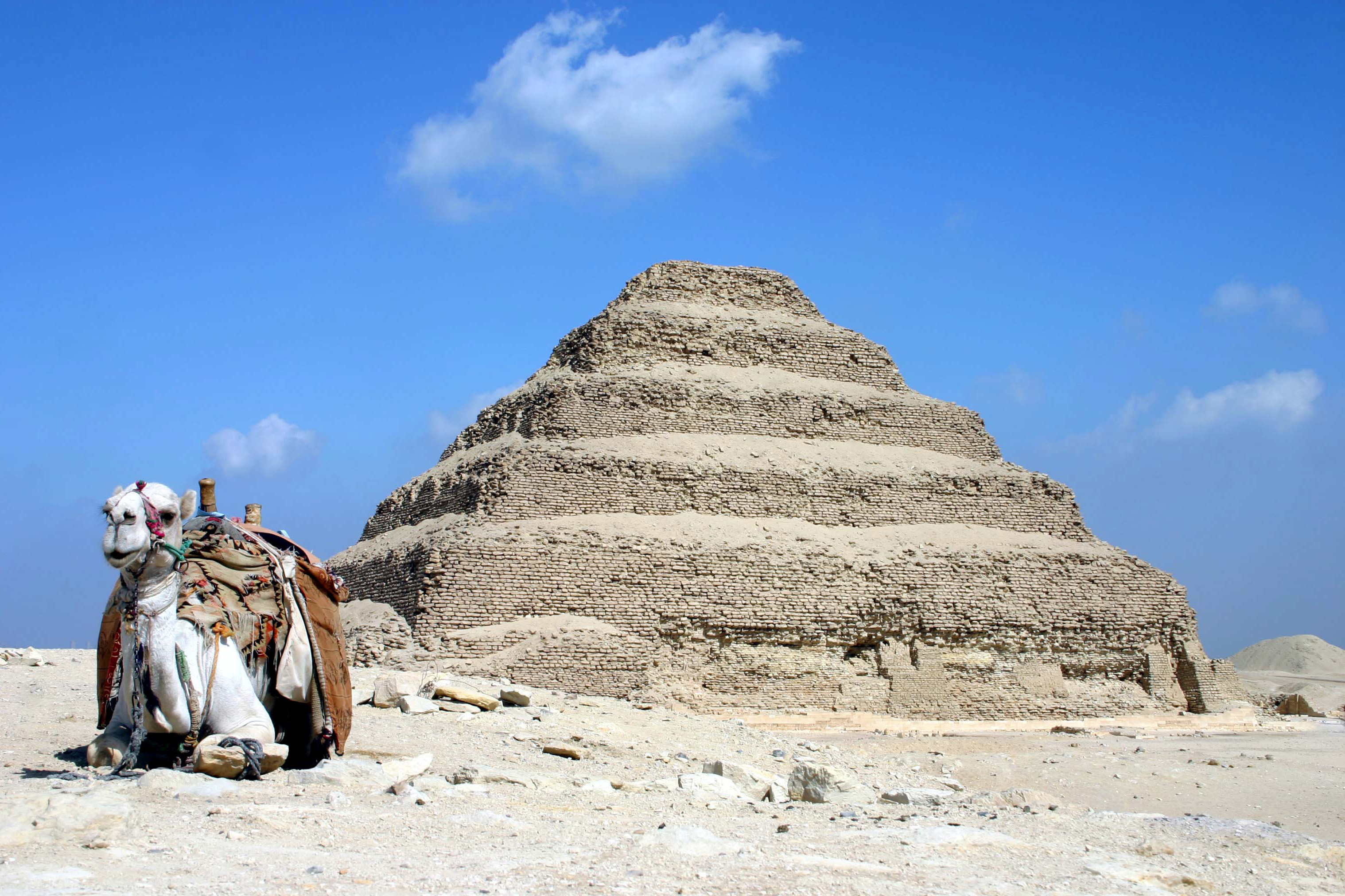 La pyramide de Djoser est l'un des monuments des plus emblématiques de la nécropole de Saqqarah, en Égypte. © CC by-sa 3.0, Charles J. Sharp, Wikimedia Commons