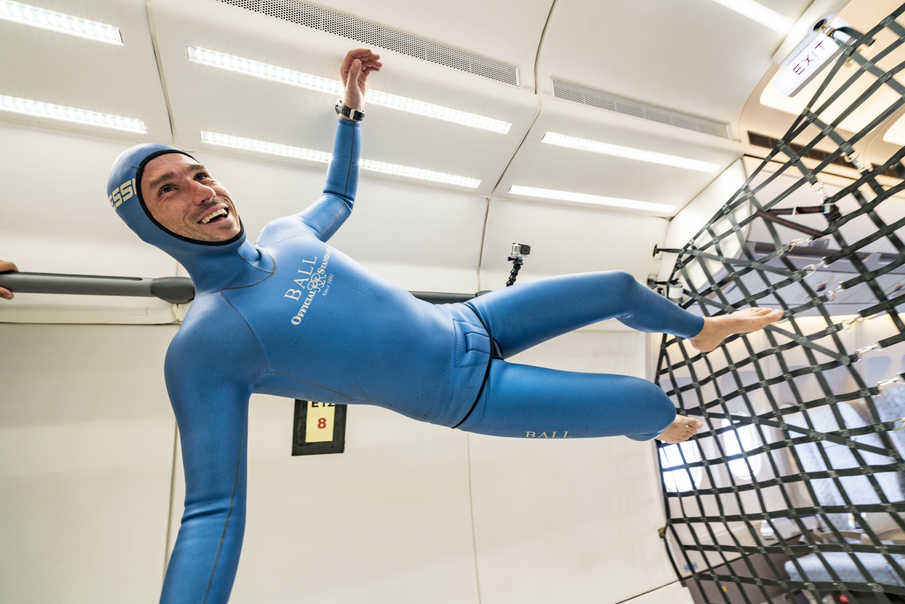 Guillaume Néry, en costume de plongeur, expérimente l'apesanteur dans l'Airbus 0G de Novespace, avant de jouer au cobaye pour expérimenter la différence entre les effets de l'immersion et ceux de l'absence de gravité. © Alexis Rosenfeld