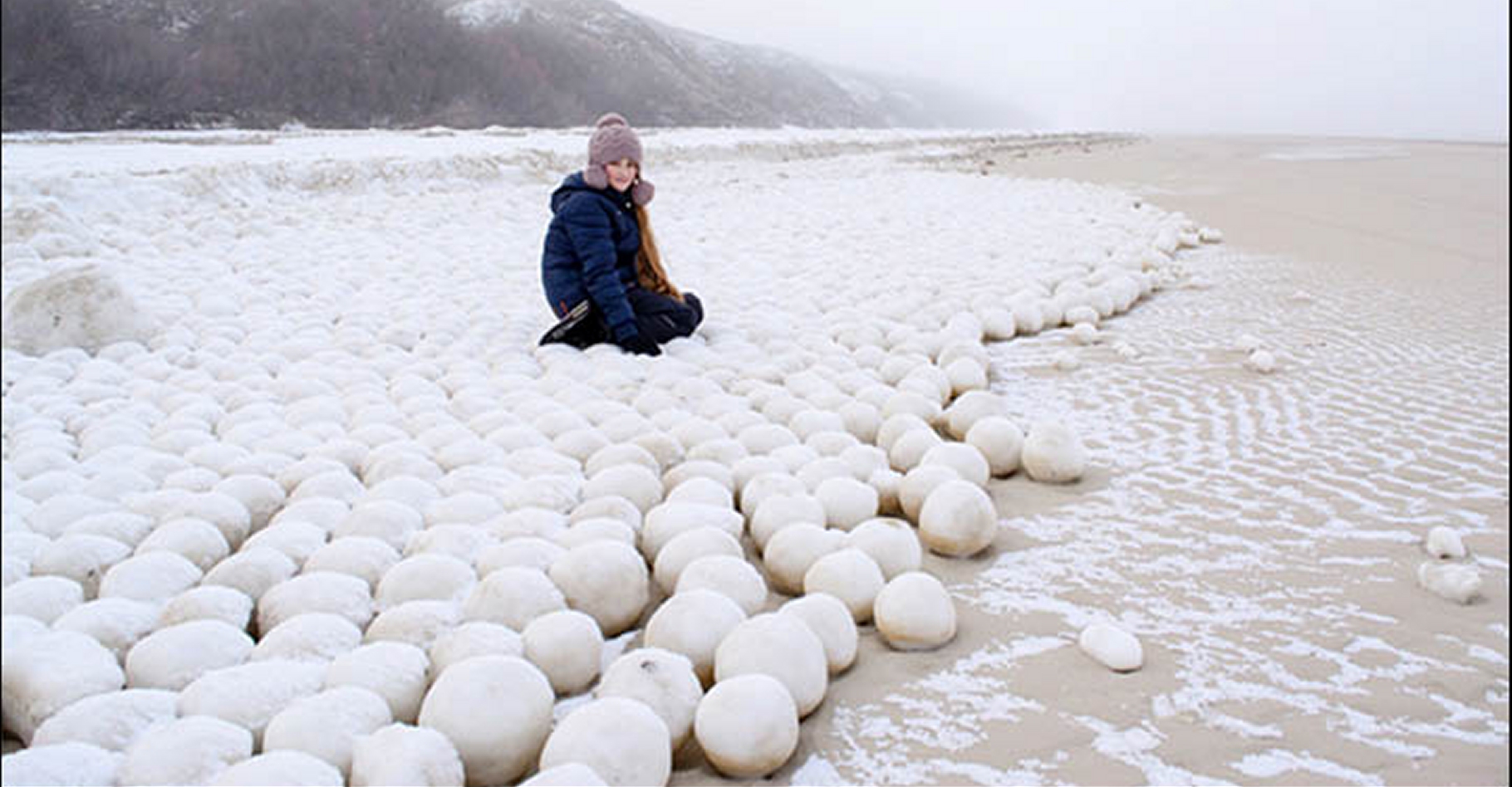 Comment se sont formées ces énormes boules glacées ? Par l'action du vent, probablement, qui a fait rouler sur la plage des paquets de neige sale et fondante. © Ekaterina Chernykh