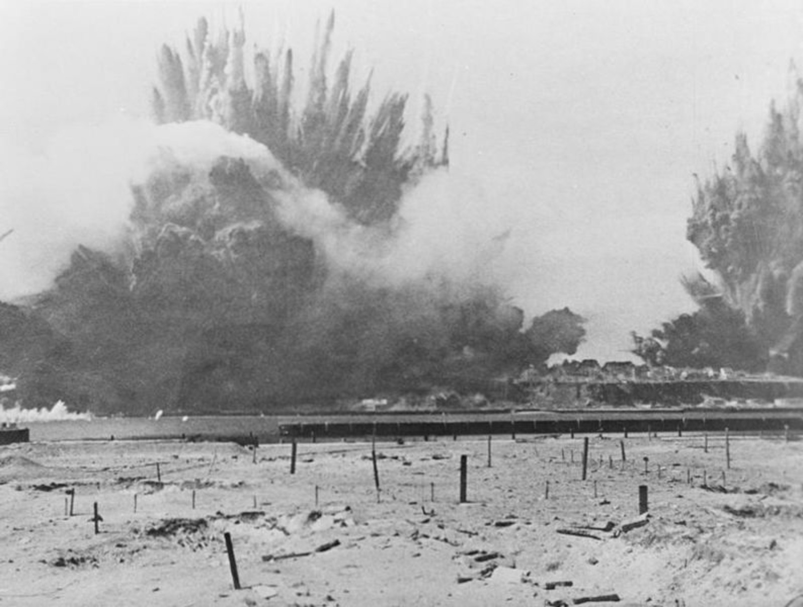 L'explosion de l'île d'Heligoland a été filmée par les forces britanniques. La détonation a été entendue au-delà de 50 kilomètres. © Admiralty Official Collection
