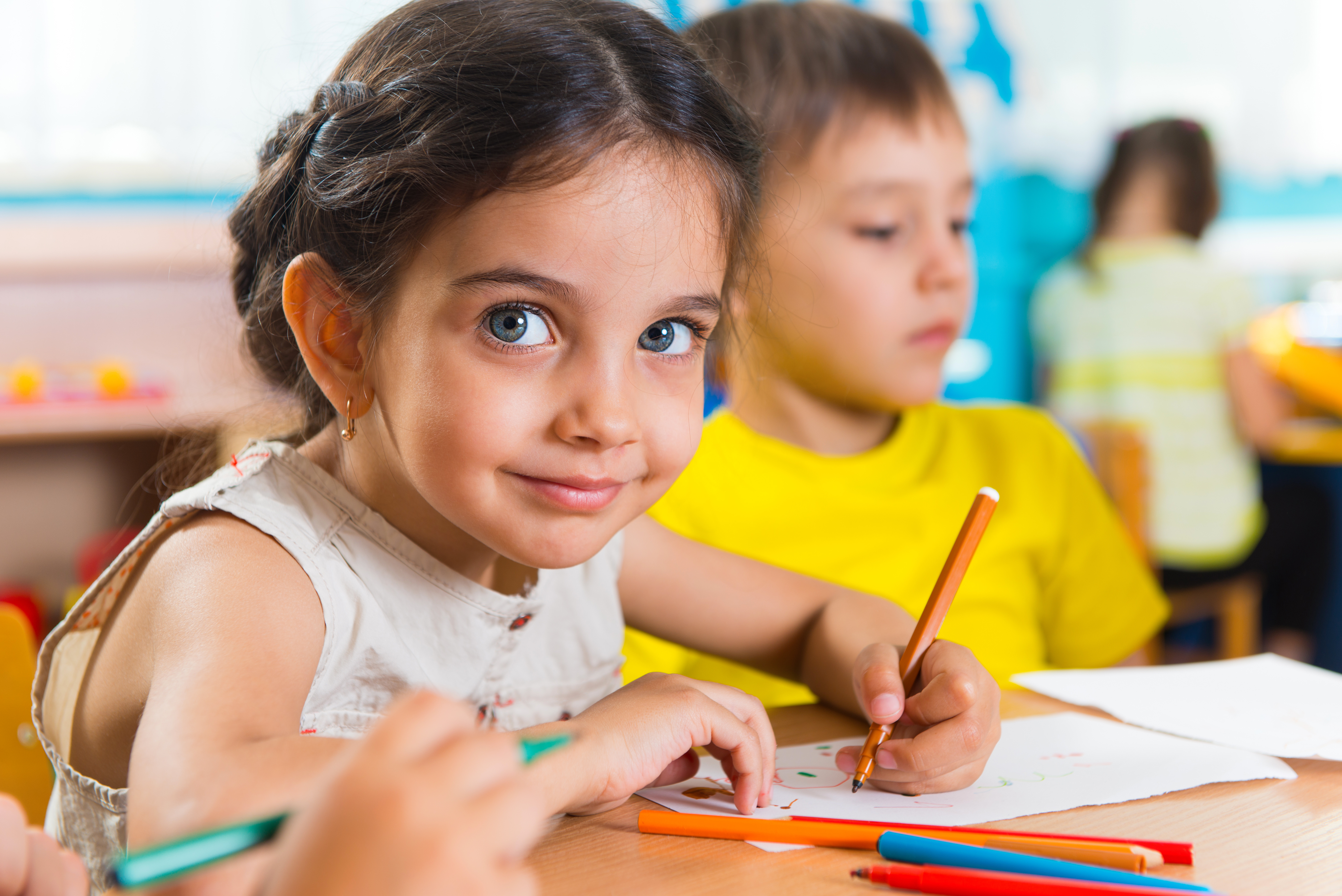 Repli sur soi, difficulté scolaire, agitation… Des signes qui peuvent indiquer un trouble du neurodéveloppement. © spass, Adobe Stock