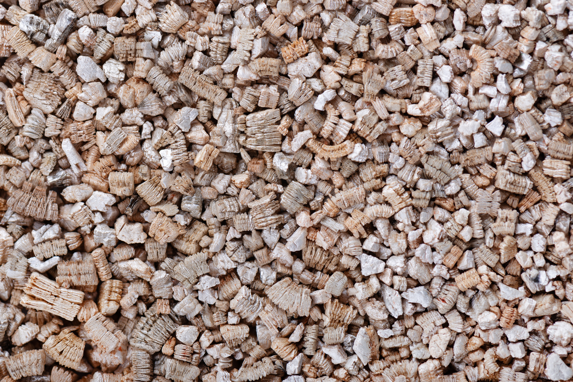 La vermiculite est un isolant qui fait partie de la famille des micas. © Vandycandy, Adobe Stock