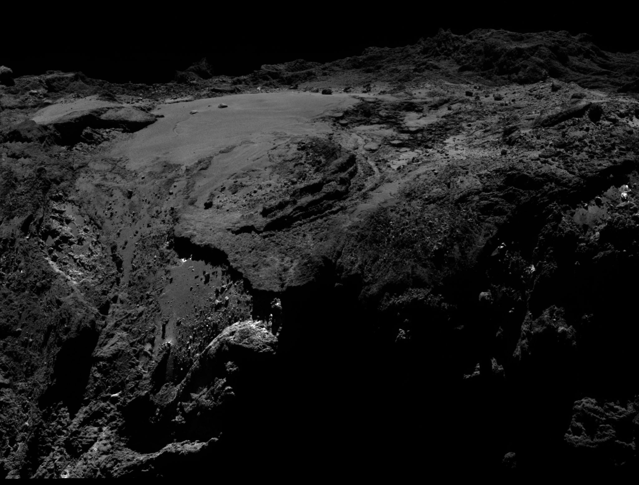 La région d’Imhotep, sur le grand lobe de Tchouri, imagée par Rosetta le 19 mars 2016 à 12&nbsp;km de la surface. Quelques arpents de glace d’eau exposée ont été observés par la sonde européenne. © ESA/Rosetta/MPS for OSIRIS Team MPS/UPD/LAM/IAA/SSO/INTA/UPM/DASP/IDA