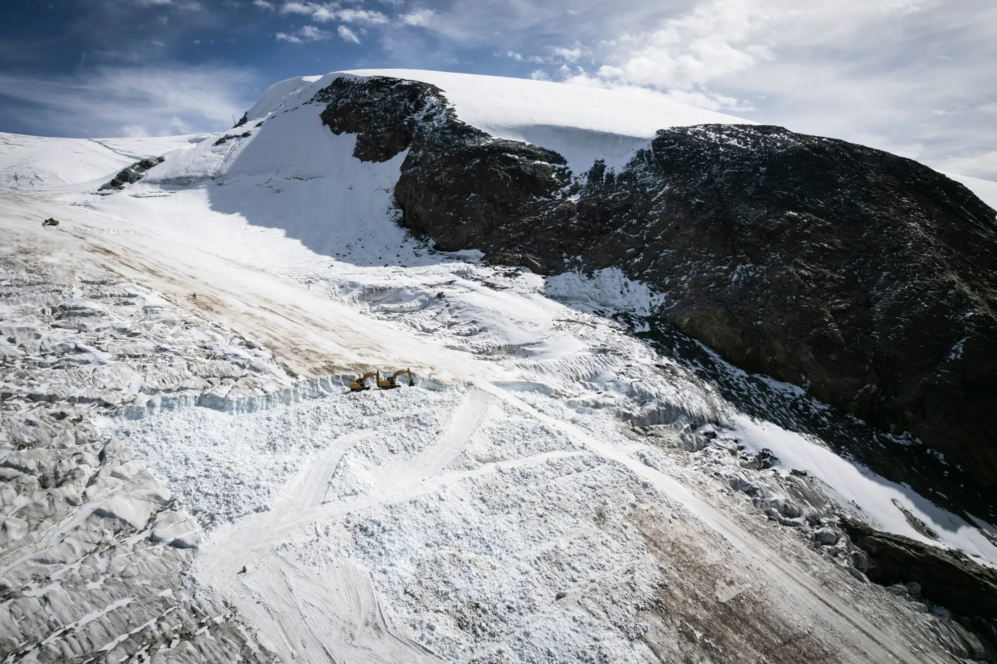 Un glacier raboté, dans lequel des pelleteuses ont creusé des tranchées. C'est le triste chantier... pour quatre jours de courses en novembre. © Sébastien Anex, 20min