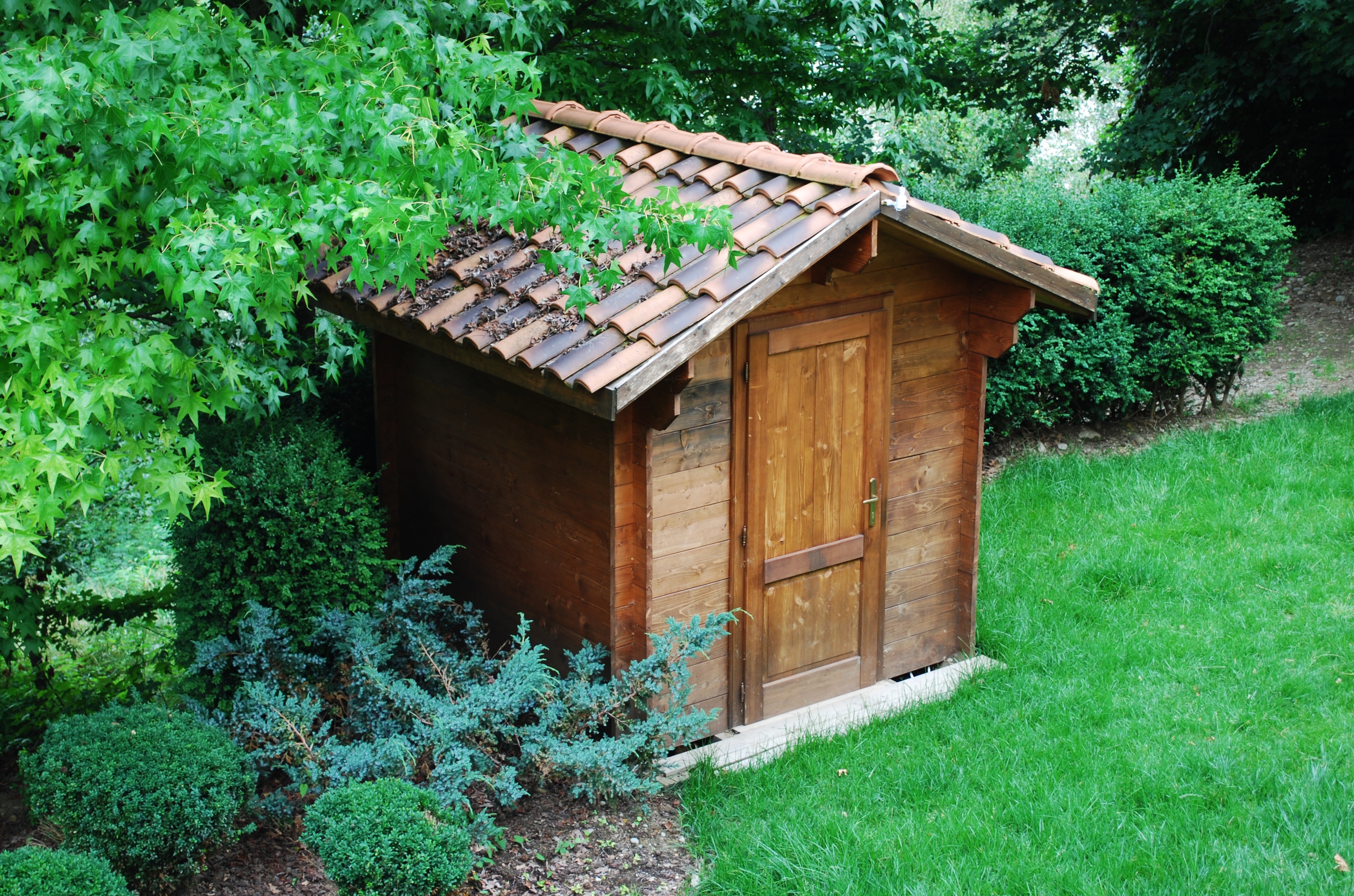 Découvrez notre sélection des abris de jardin au meilleur prix pour équiper votre espace extérieur avant l'été © Crisferra, Adobe Stock