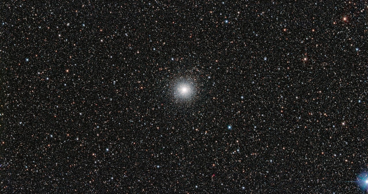 L'amas globulaire Messier 54 (M54) vu par&nbsp;le télescope de sondage du VLT à l'observatoire de Paranal de l'ESO au nord du Chili. Même s'il ressemble à beaucoup d'autres, il n'appartient pas à la Voie lactée, mais à la galaxie naine du Sagittaire. Les astronomes ont donc pu y mesurer l'abondance de lithium au sein d'étoiles extérieures à la Voie lactée. Réponse en forme d'énigme : elle y est, comme autour de nous, en quantité plus faible que celle prédite par les modèles. © ESO